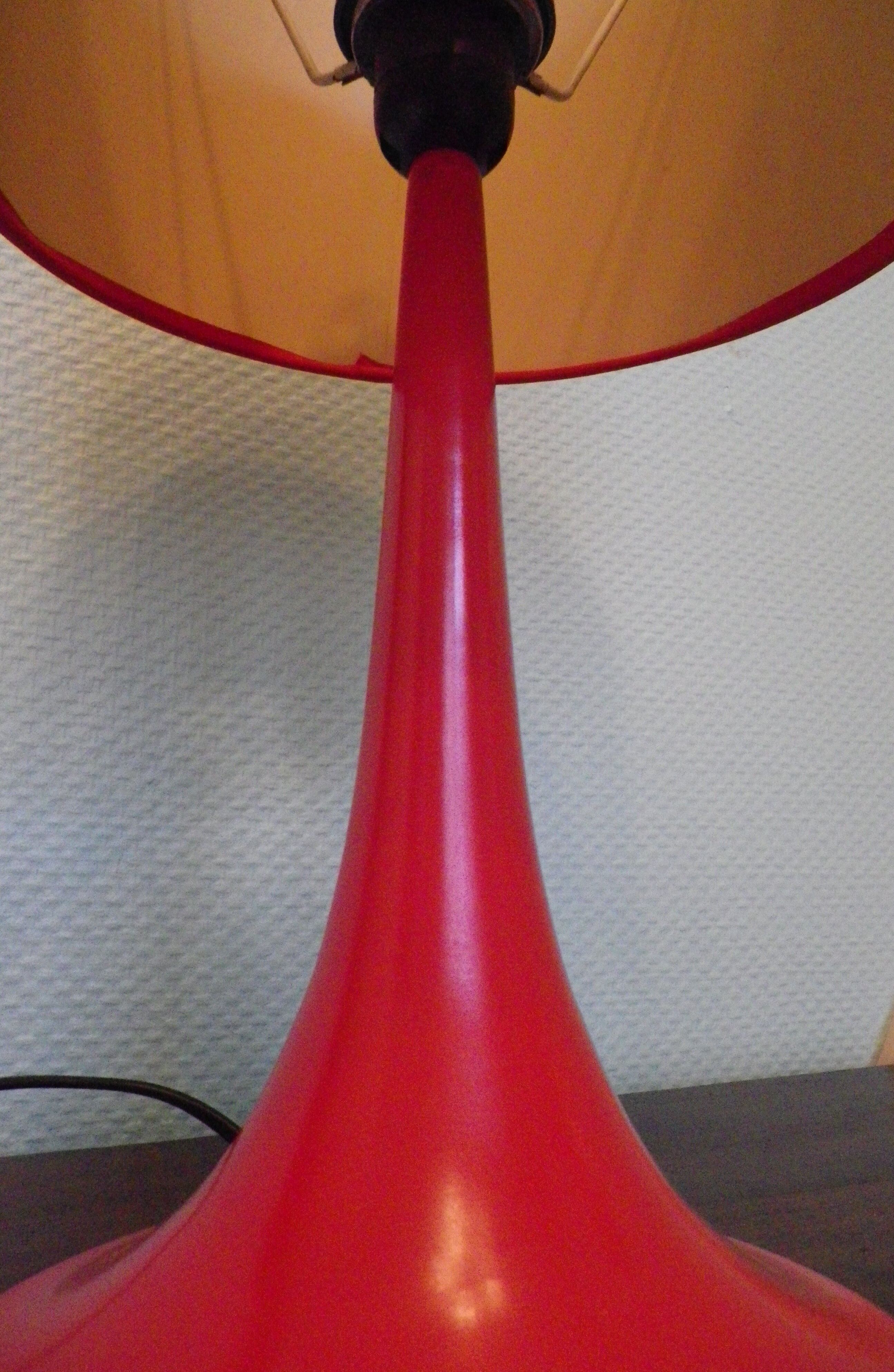 Lampe à poser, pied métal rouge, abat jour rouge, années 70