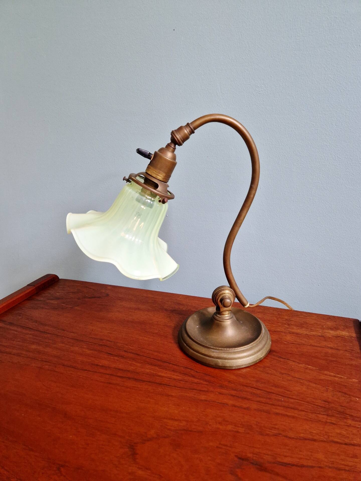 Art Nouveau desk lamp, bronze and opalescent glass
