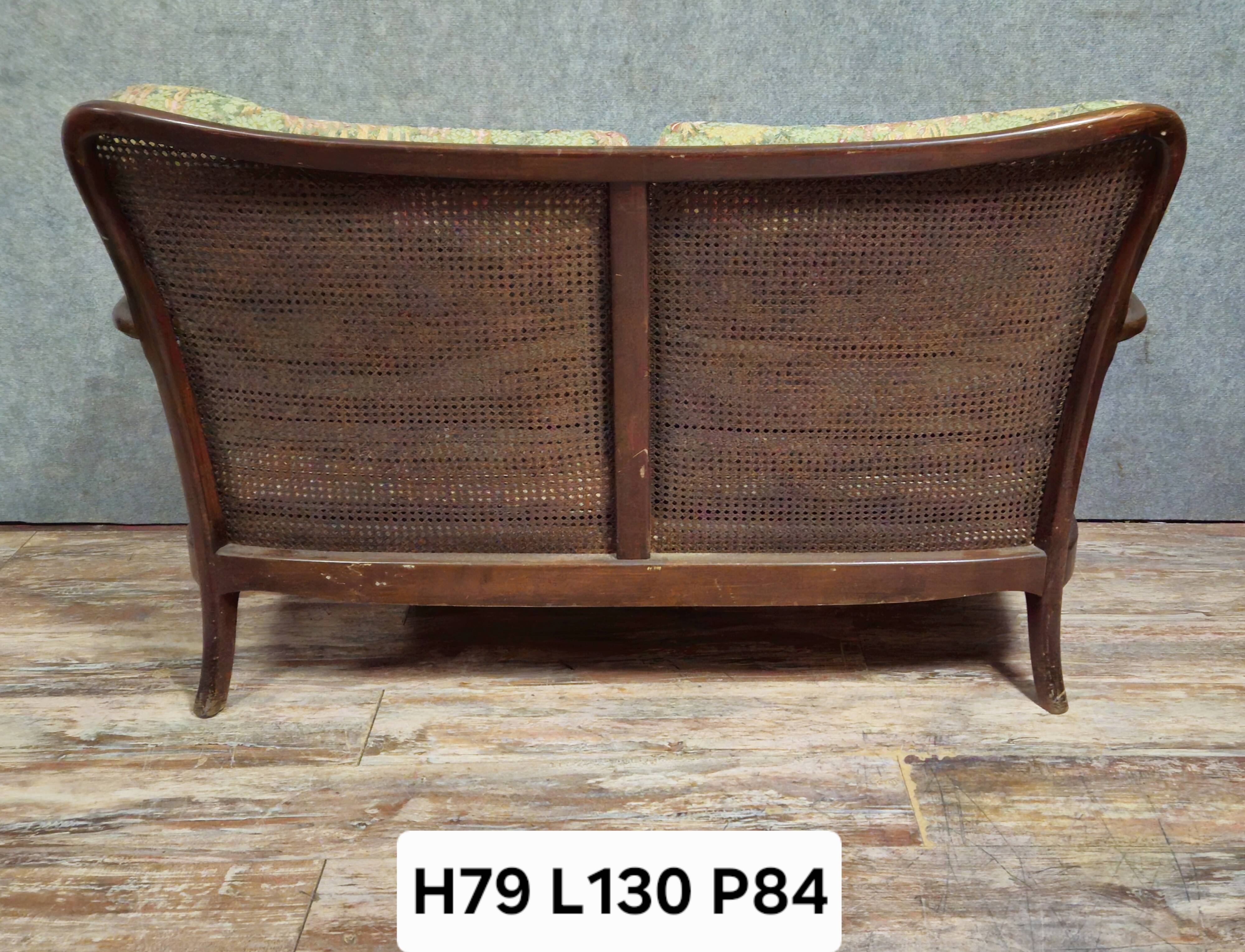 Antique English two-seater canapé, carved wooden frame.