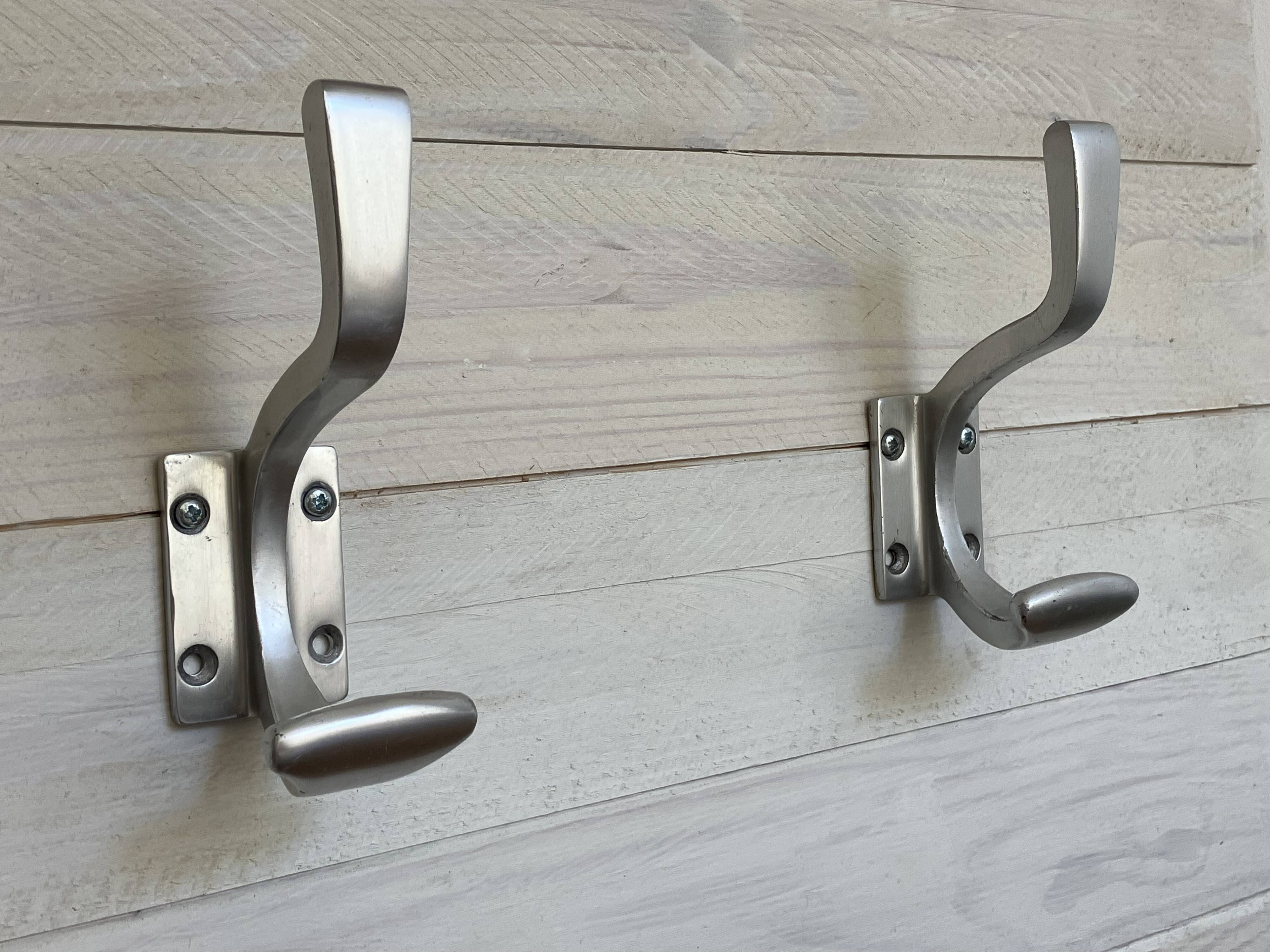 Paire de patères, fonte d'aluminium