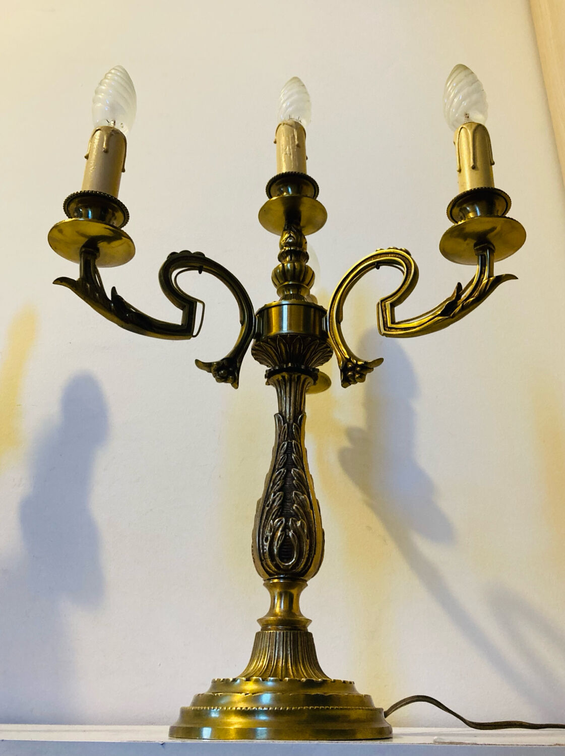 Large table lamps in solid bronze, decorated with acanthus leaves.