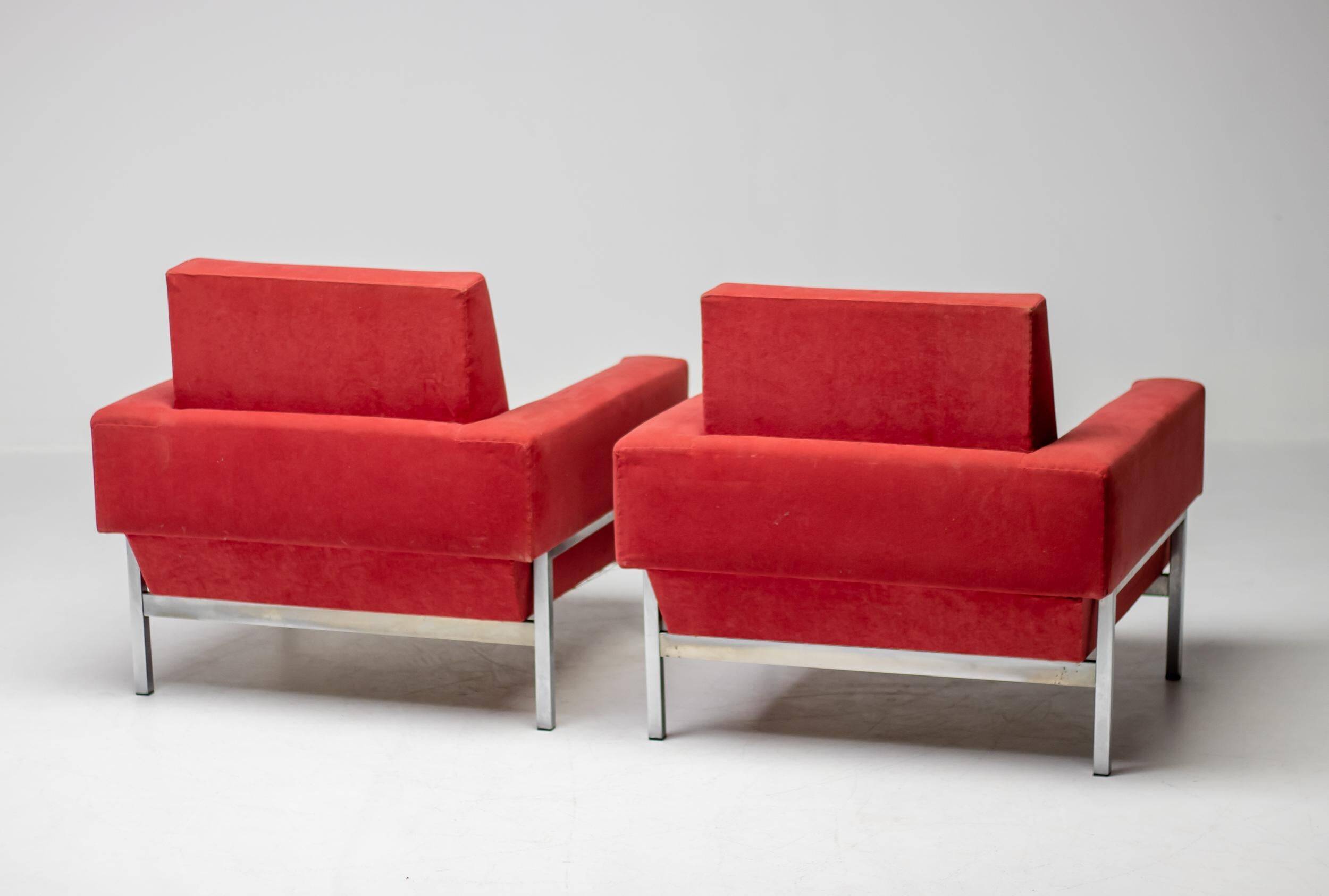 Red Kiushu armchairs by Saporiti characteristic of mid-20th century Italian modern design.