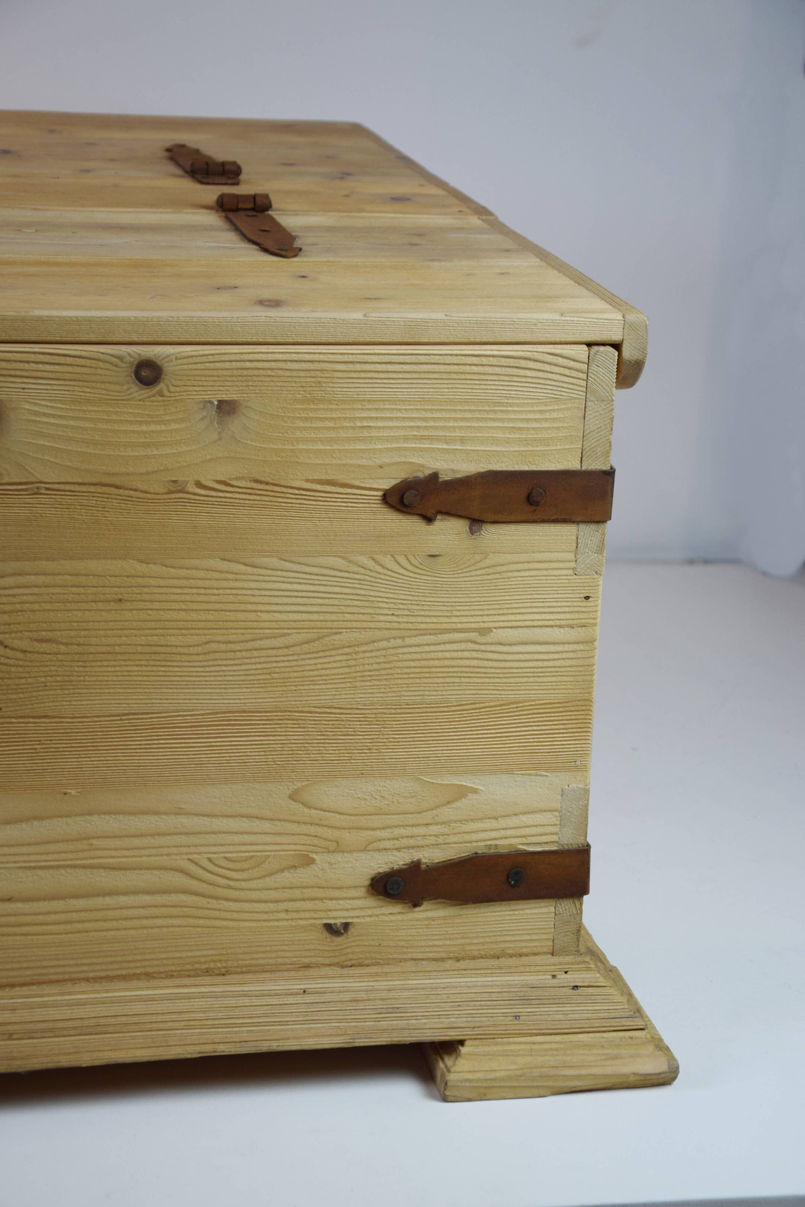 Coffee table chest