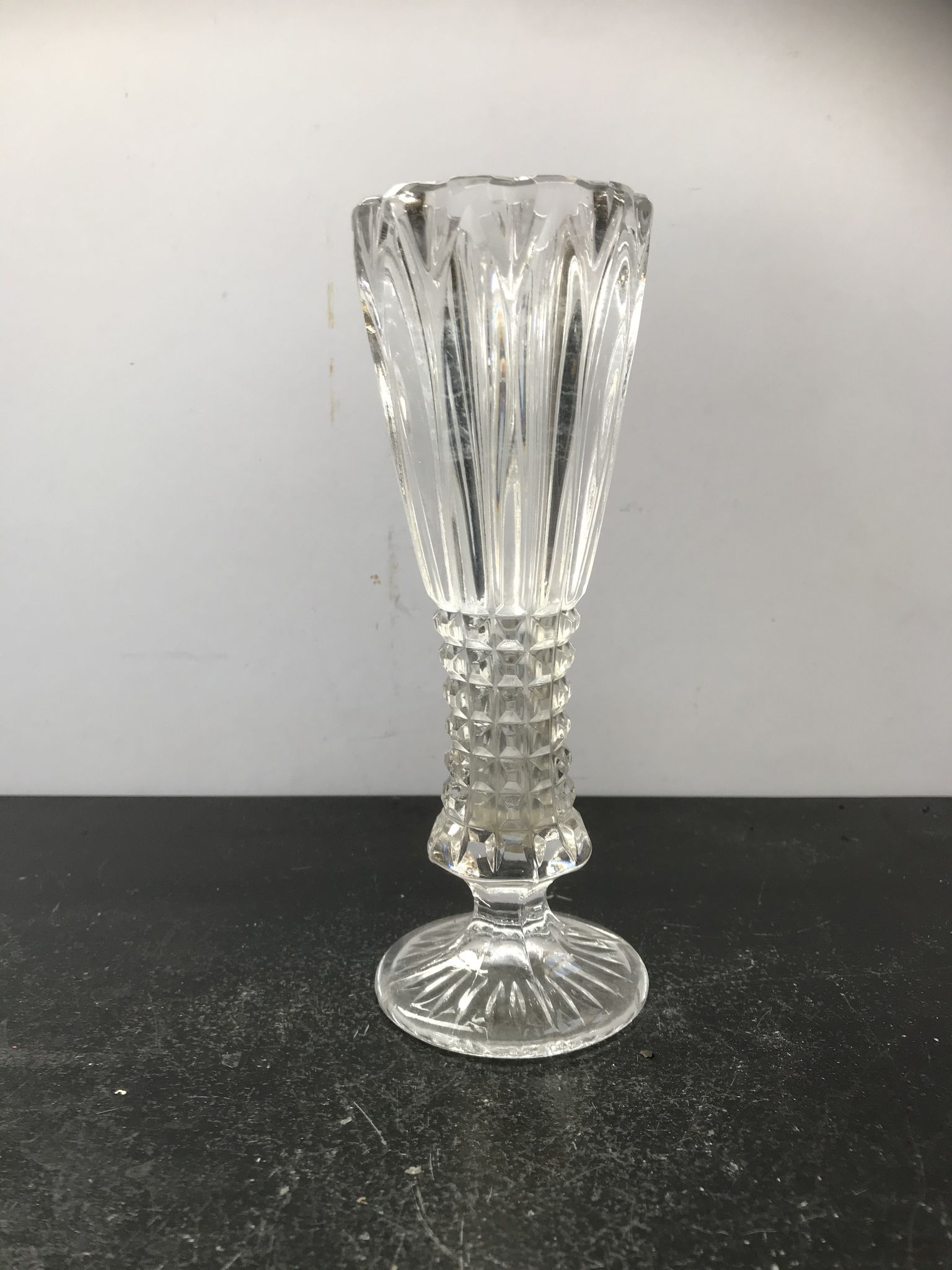 Vase sur pied verre moulé vintage