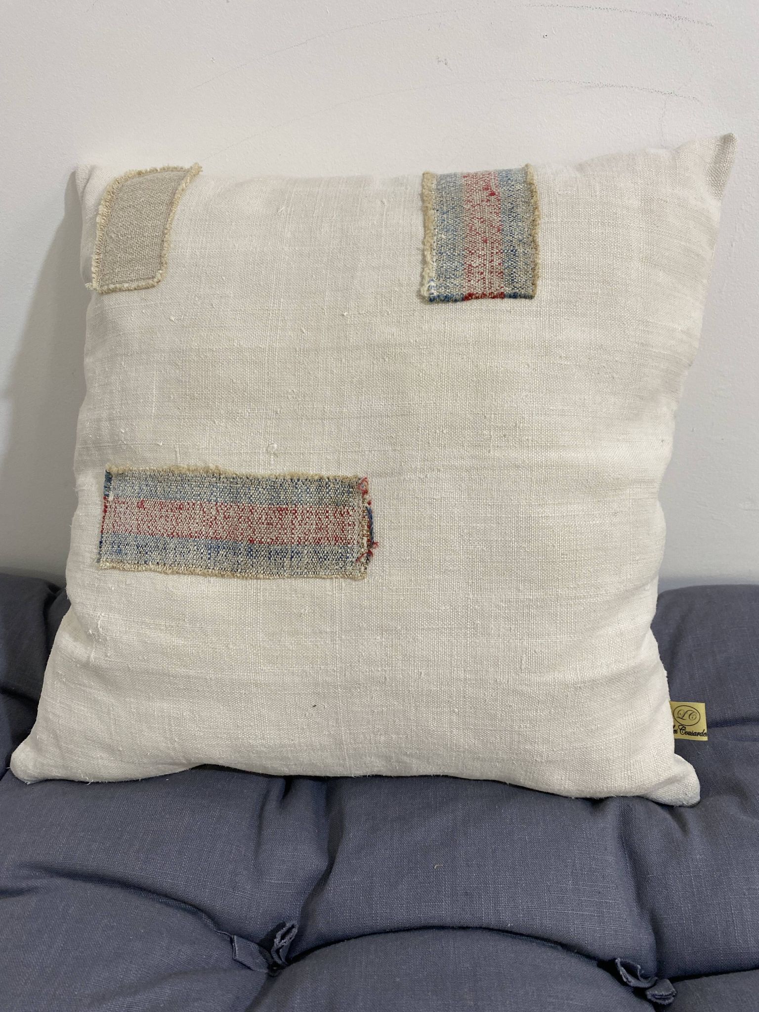Coussin carré en toile ancienne style Kilim