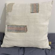 Coussin carré en toile ancienne style Kilim