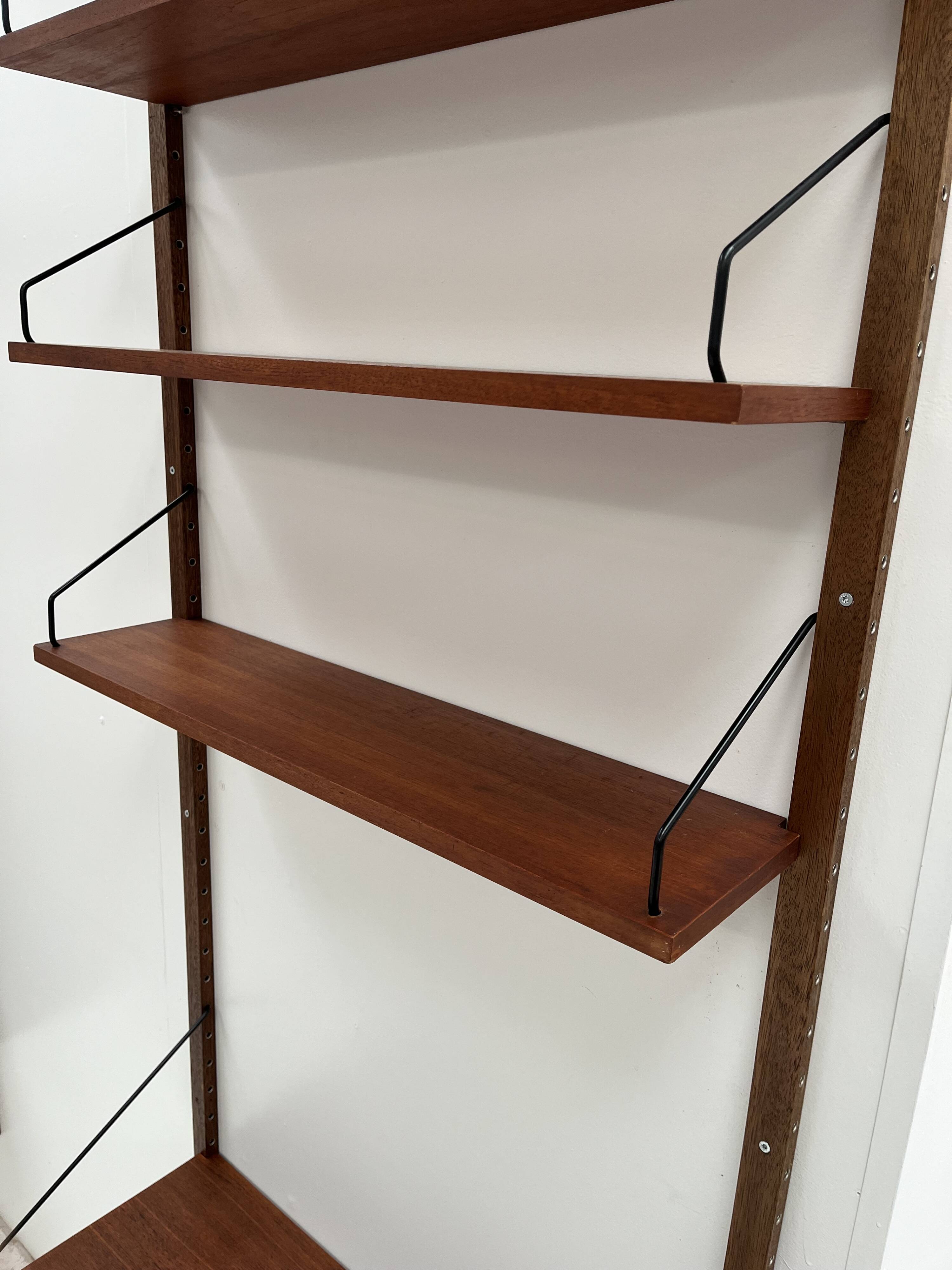 Meuble mural par P. Cadobvius