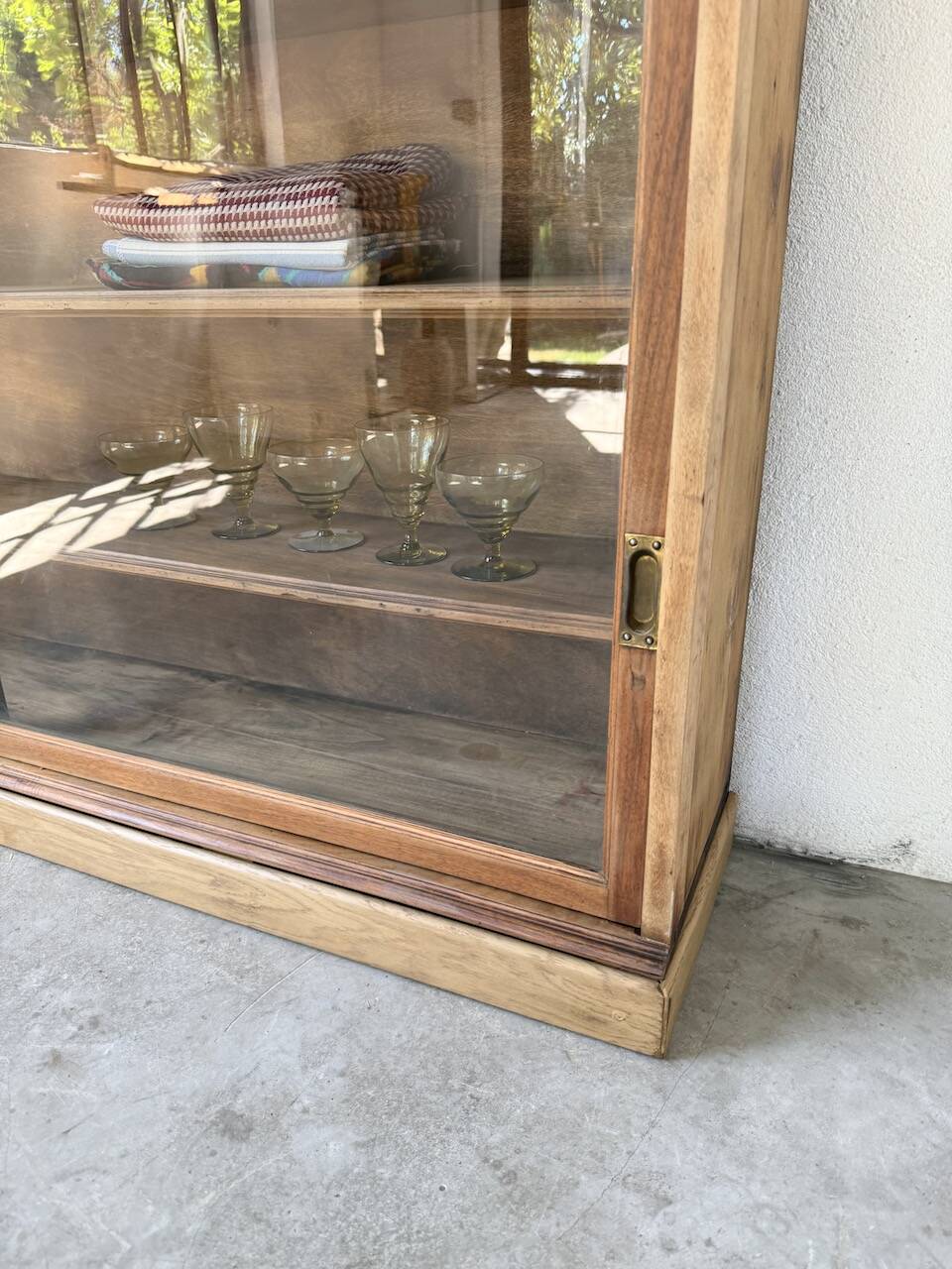 Enfilade vitrée en chêne, années 50