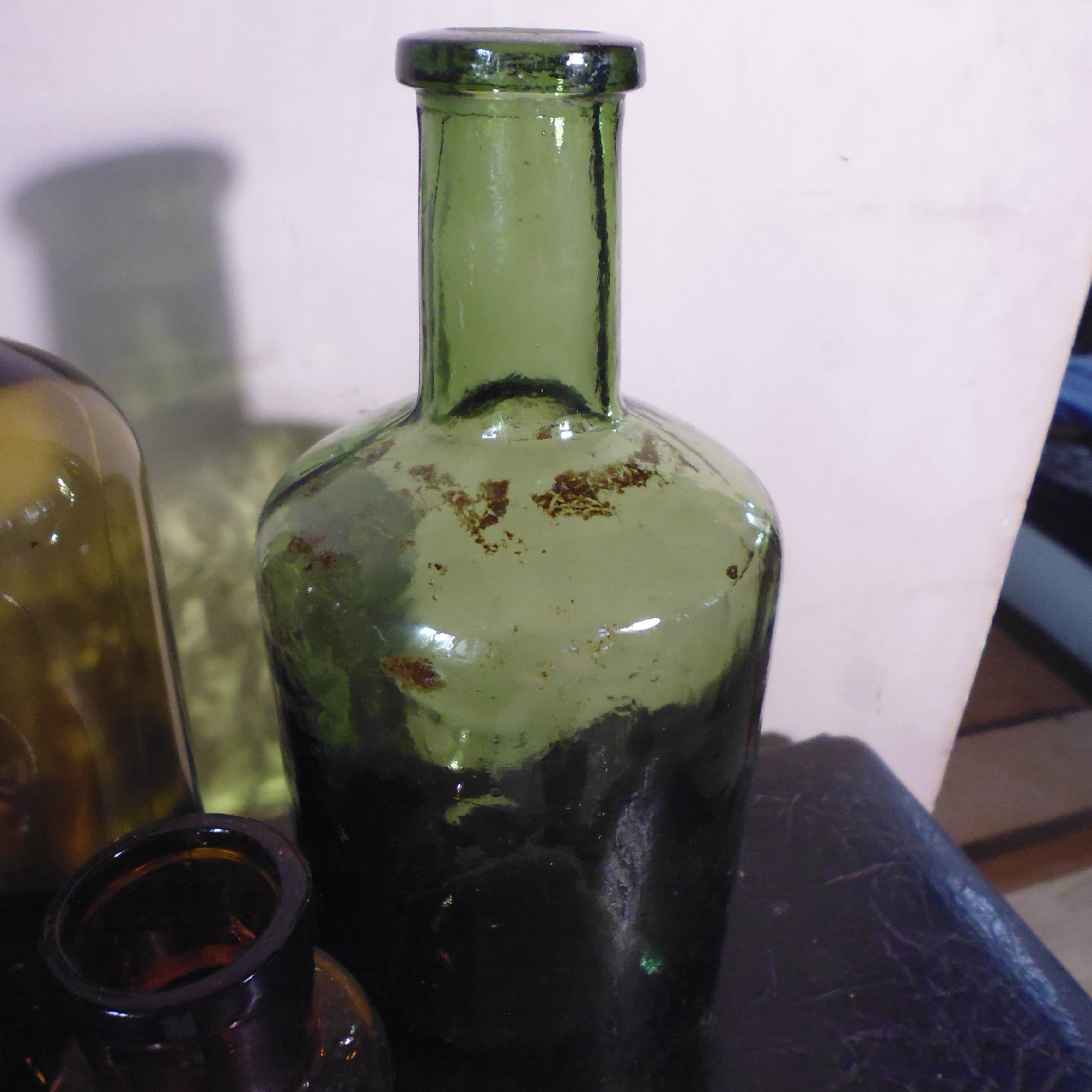 6 bottles of old amber and green pharmacy
