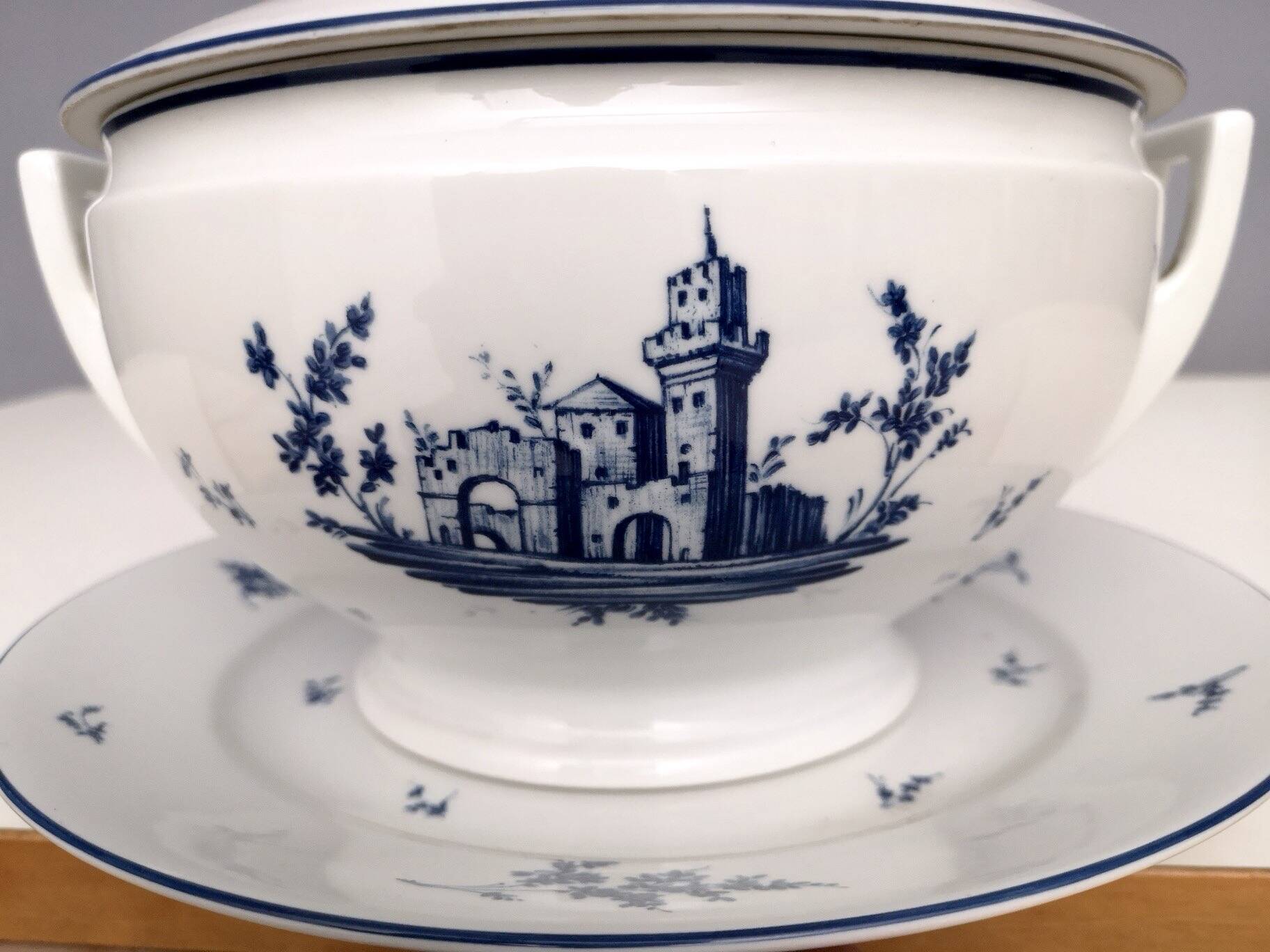 Assiette à soupe néoclassique en porcelaine blanche et bleue de Richard Ginori, Italie