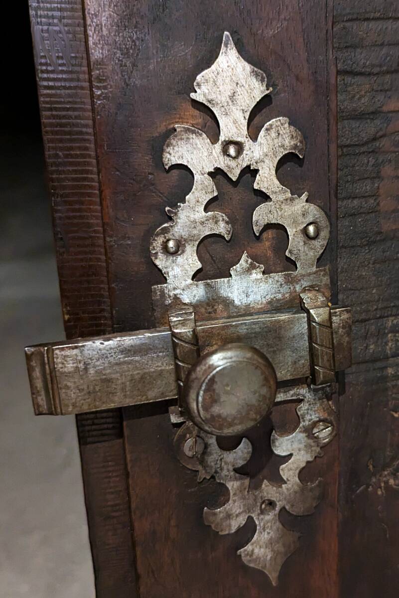 Wardrobe from the Périgord castle. Louis XIV period