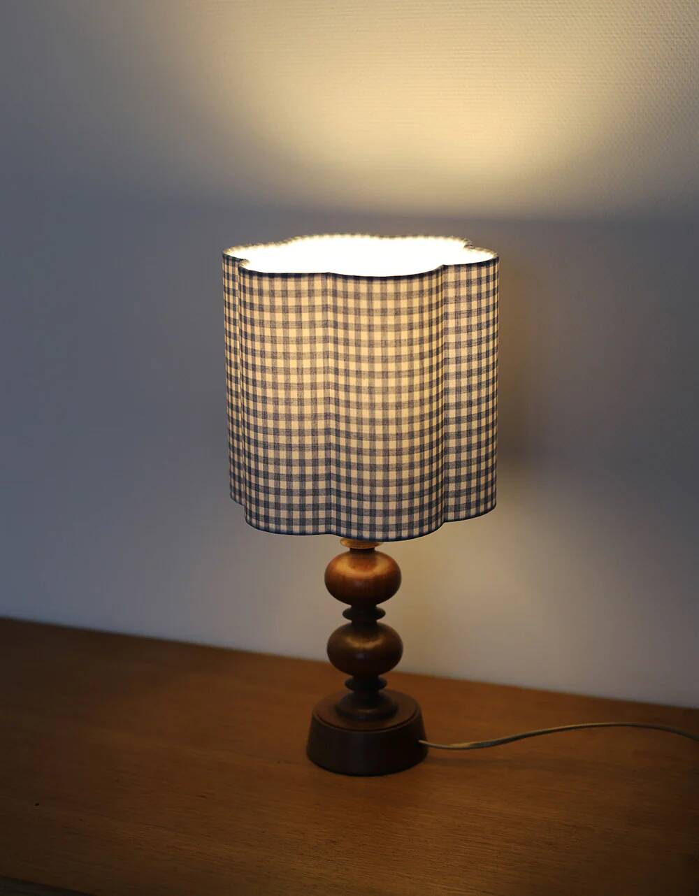Lampe à poser, pied en bois tourné 1960 et abat-jour vichy bleu ciel