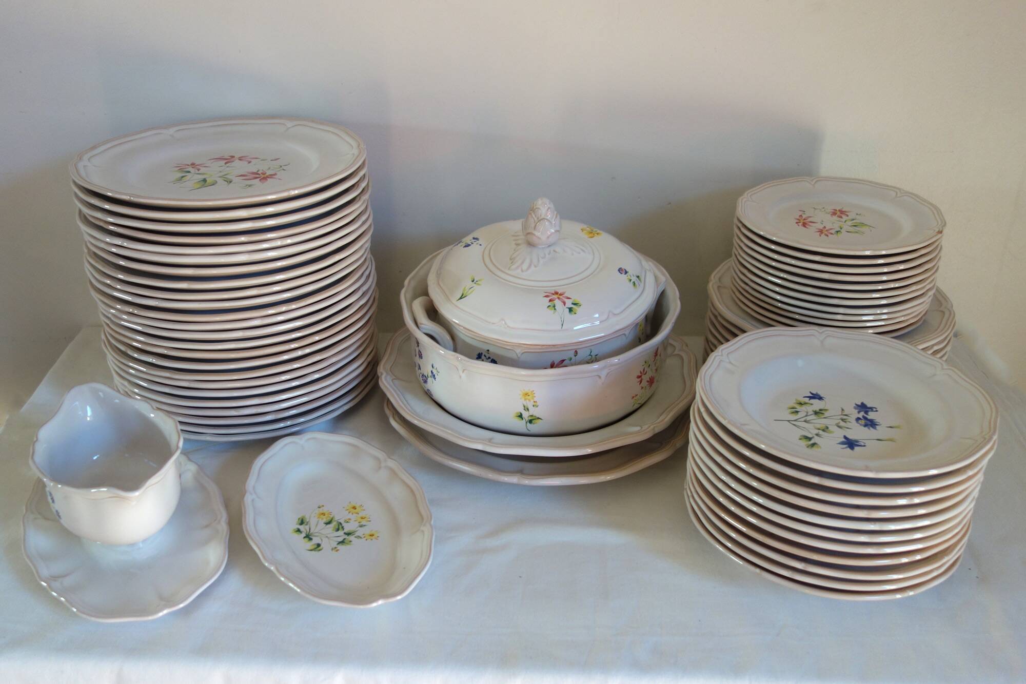 8 large flat plates Pierre Motton for Gien circa 1930