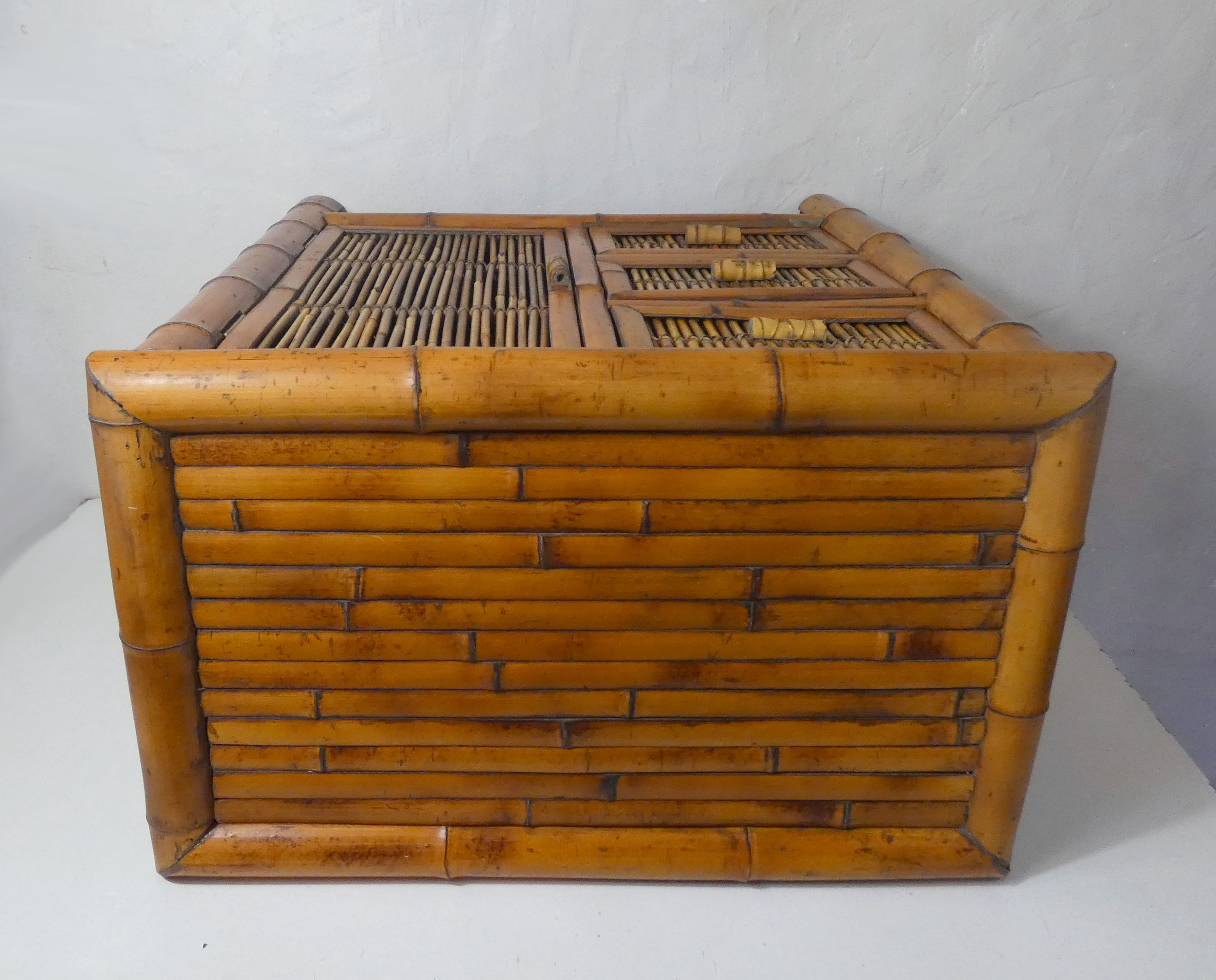 Meuble d'appoint chiffonnier en rotin bambou ethnique vintage