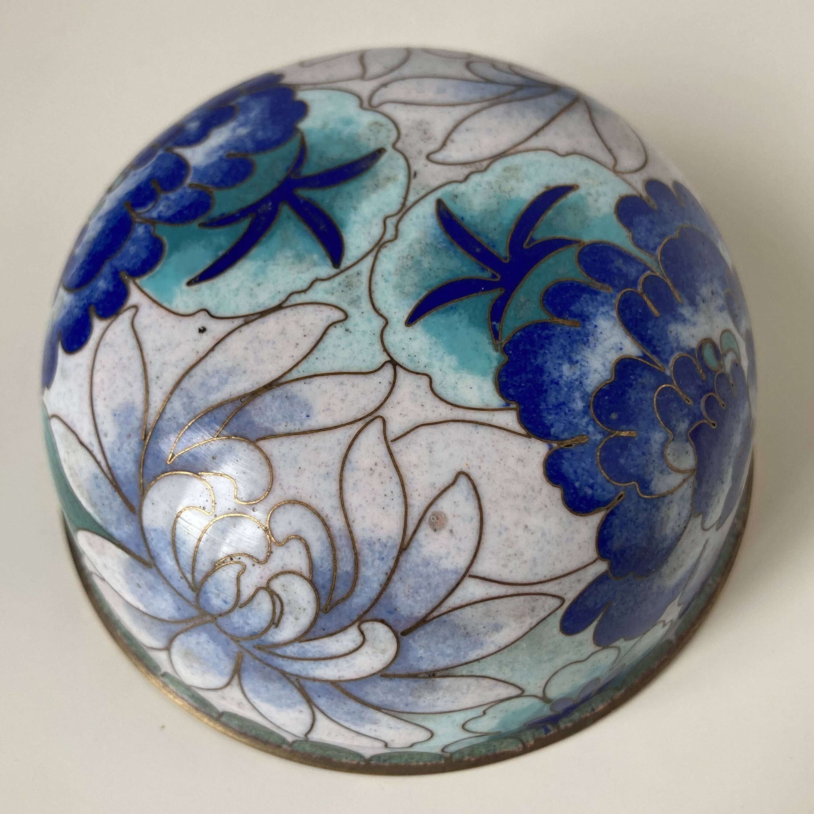 Chinese covered vase in copper alloy with polychrome cloisonné enamels featuring floral decoration.