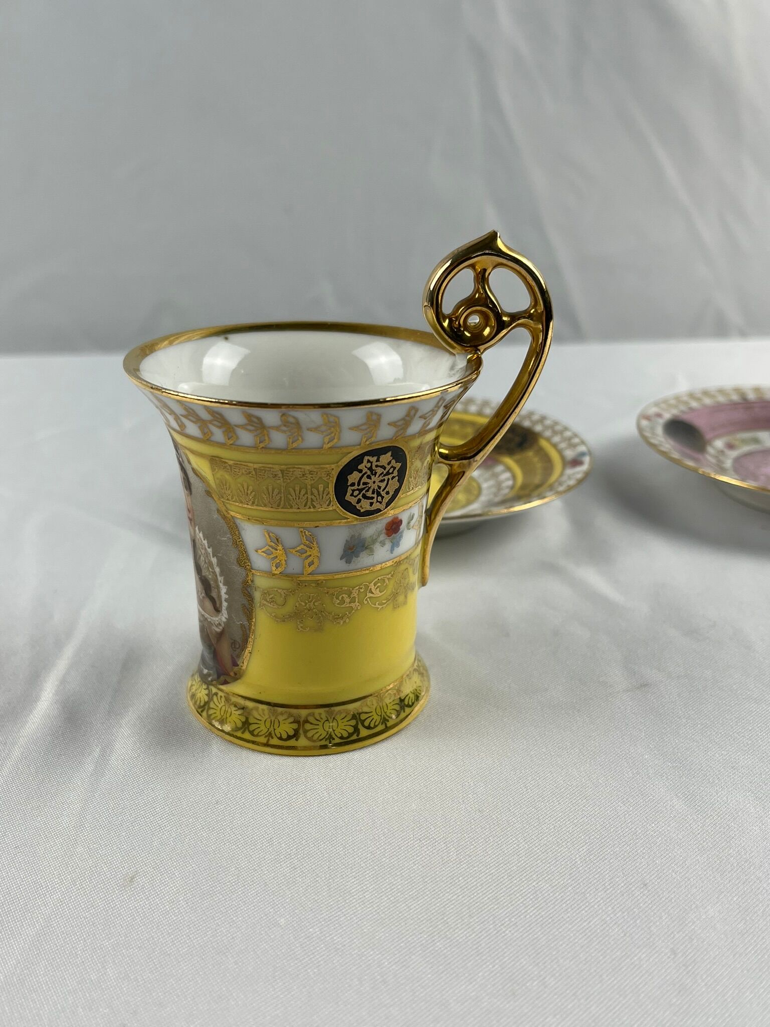 Tasses à café Napoléon en porcelaine début XXème