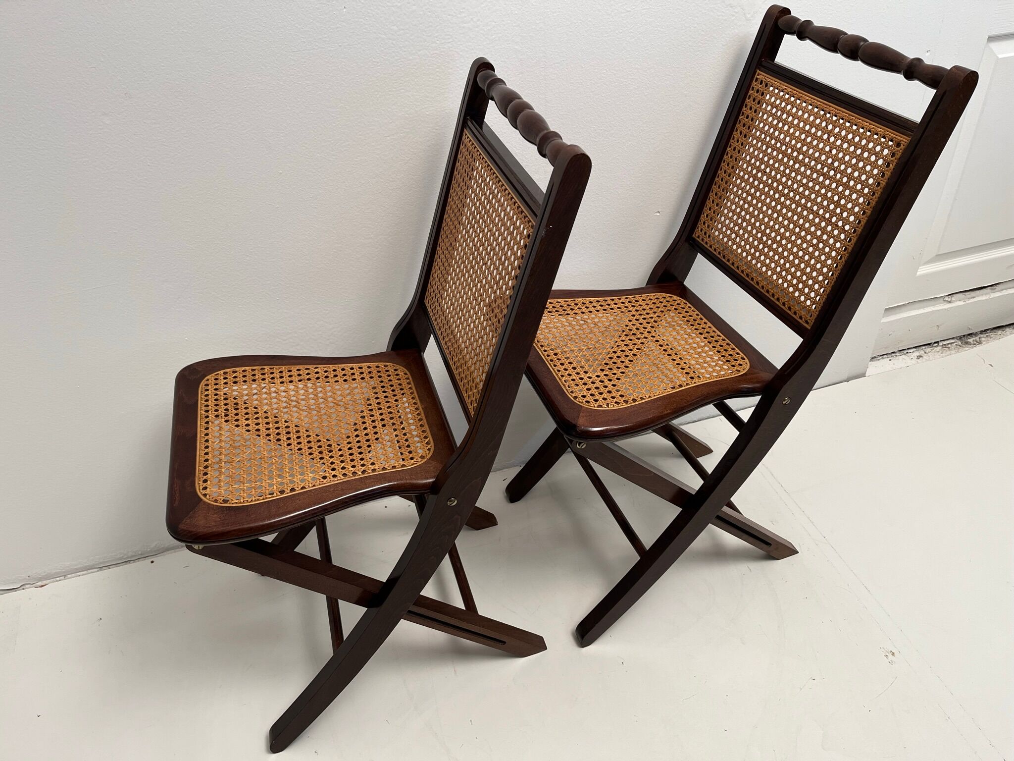 2 vintage folding chairs in wood and canning, 60s