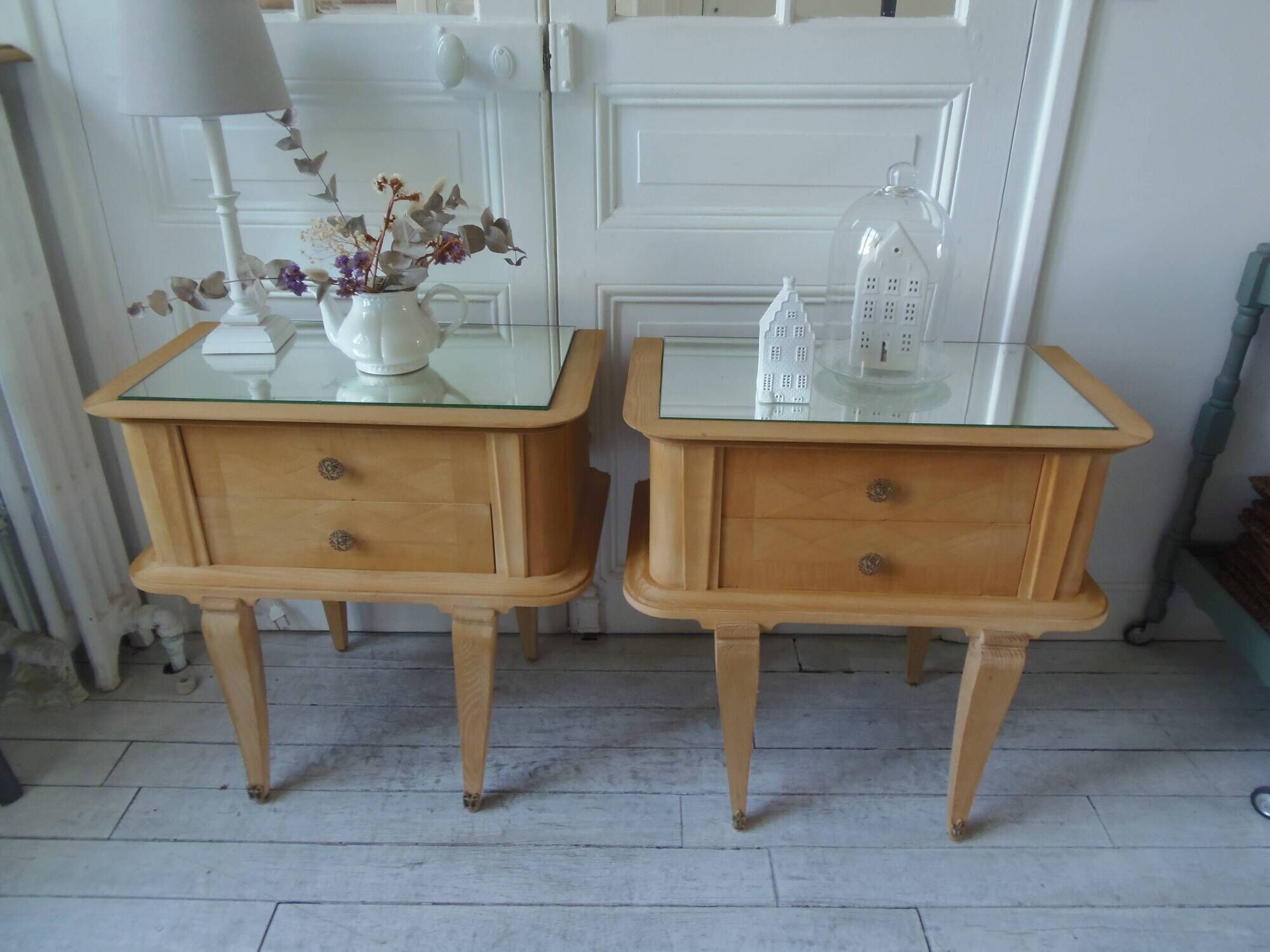 Paire de chevets vintages en bois brut , plateaux miroir.