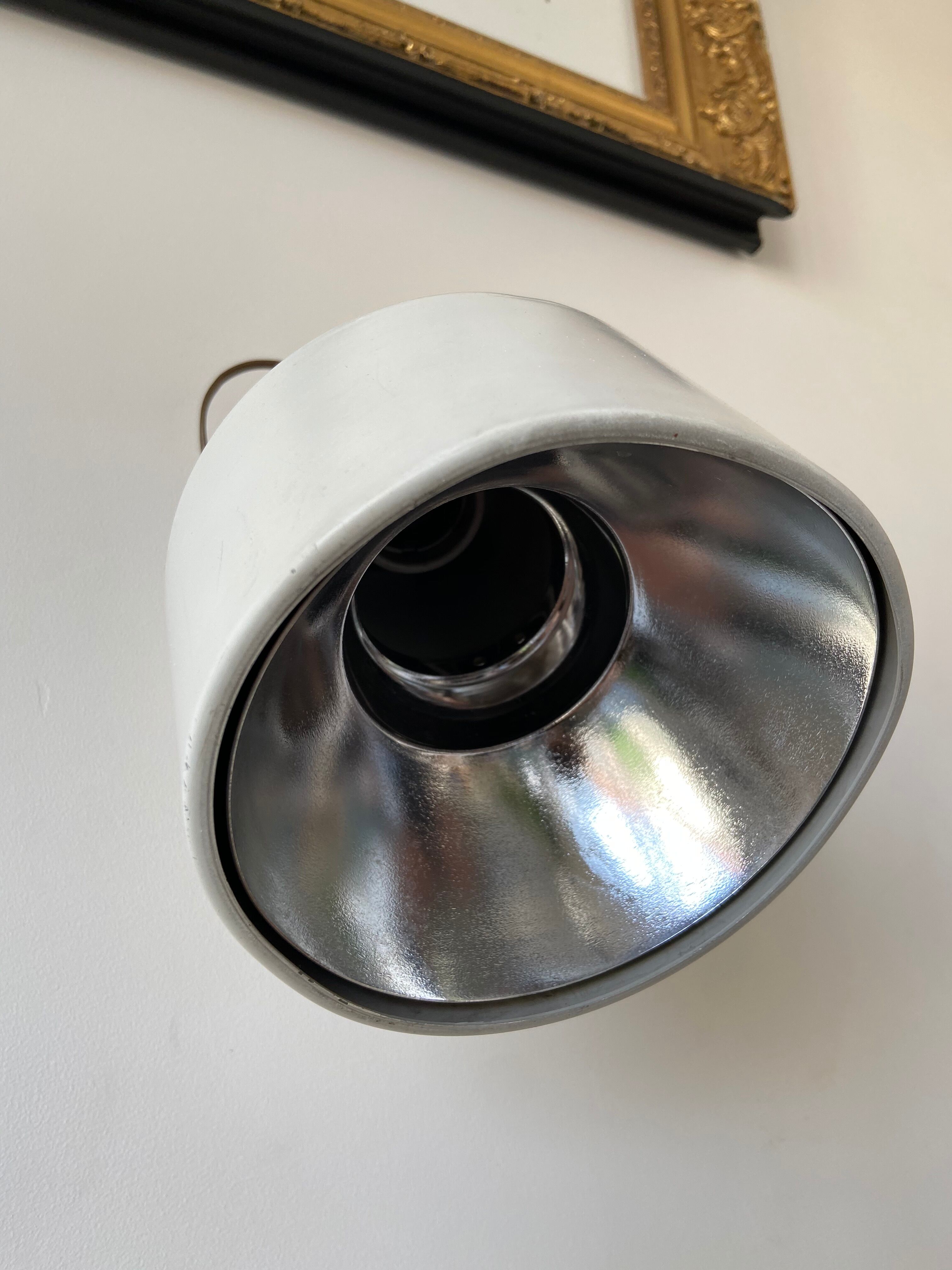 Enamelled sheet metal wall