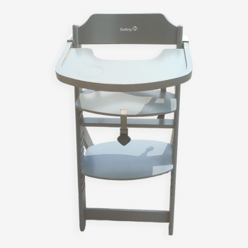 Scalable grey wooden high chair