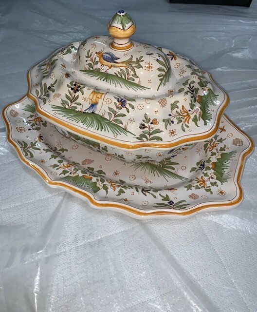 Trench tureen and its 2 plates