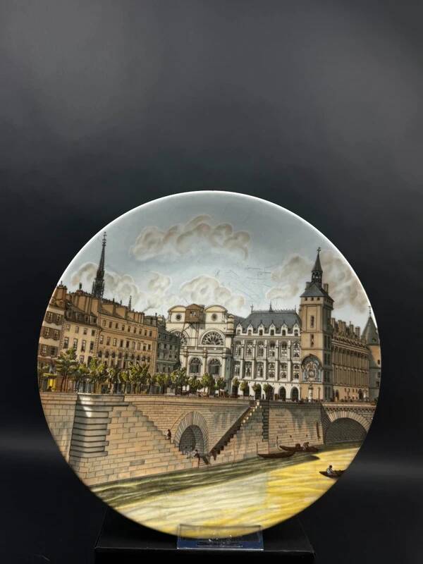 4 assiettes décoratives en porcelaine de Paris “Paris à travers les âges”