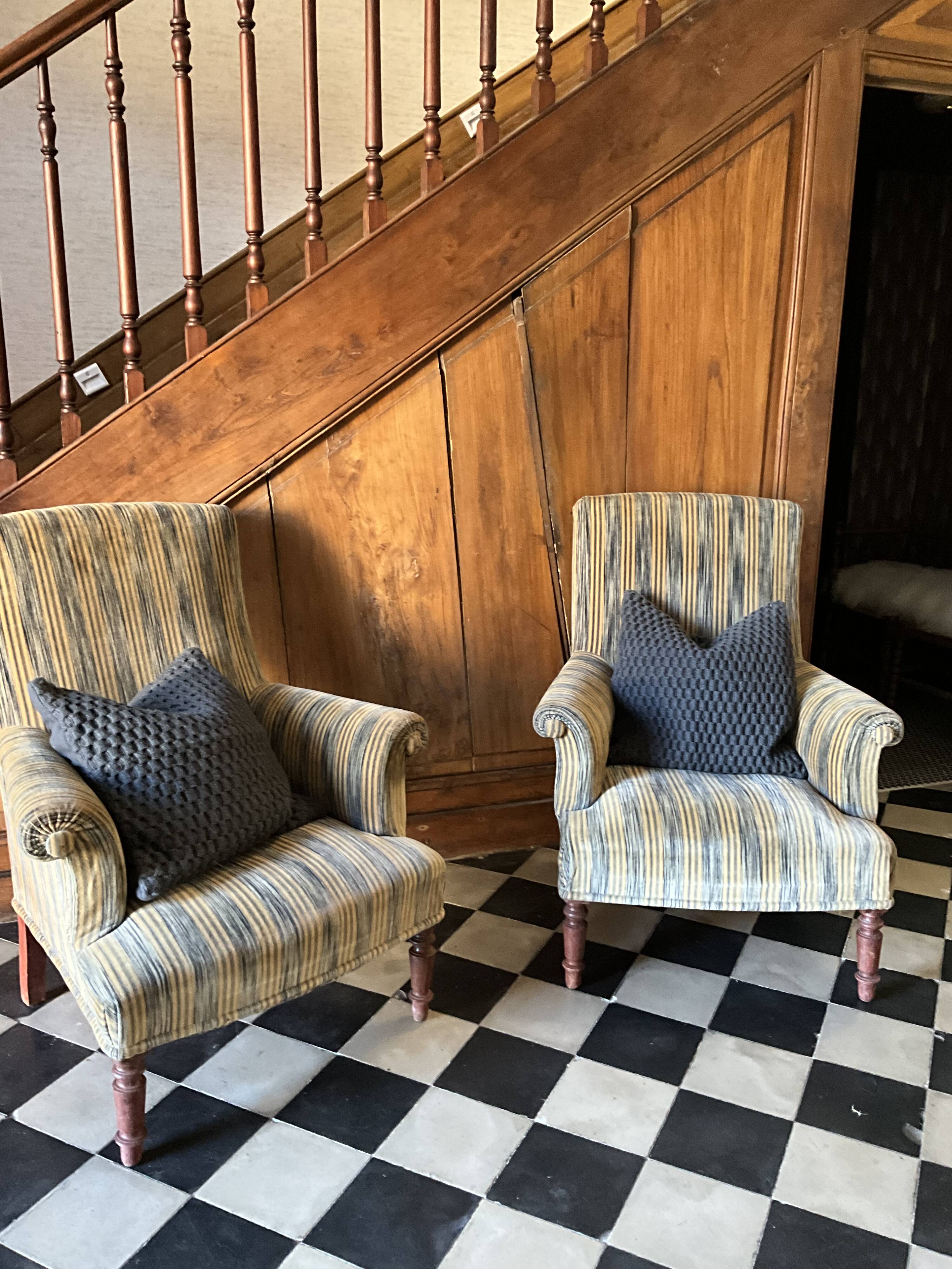 Une paire de fauteuils en velours.