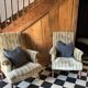 Une paire de fauteuils en velours.