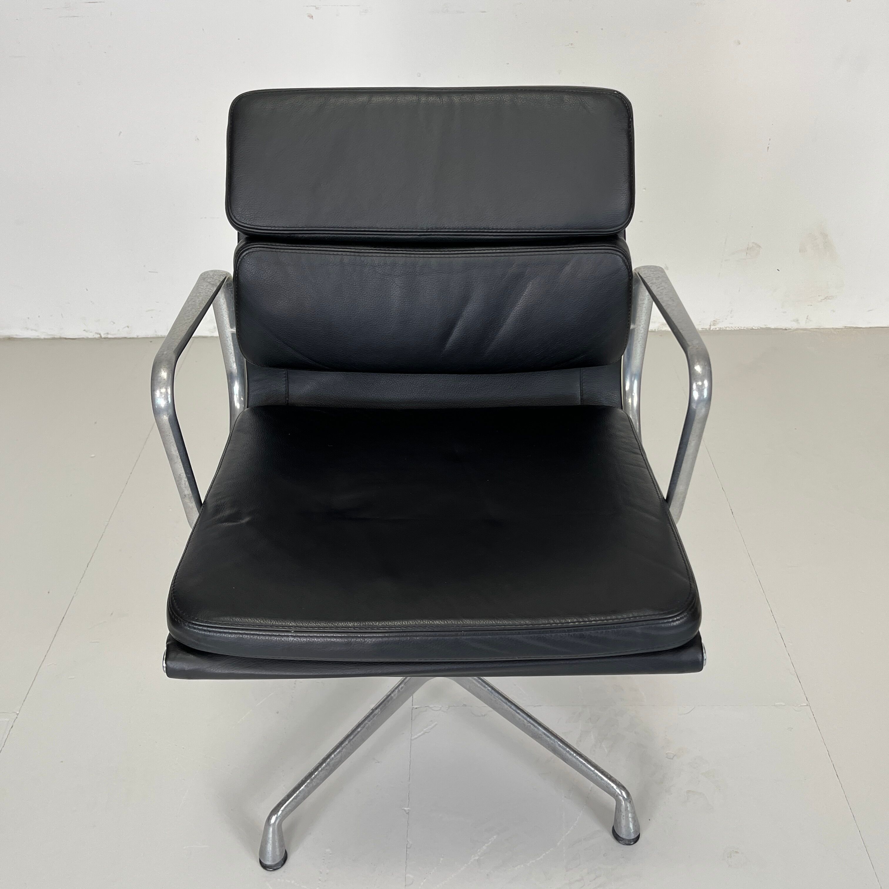 Office armchair by Charles and Ray Eames for vitra