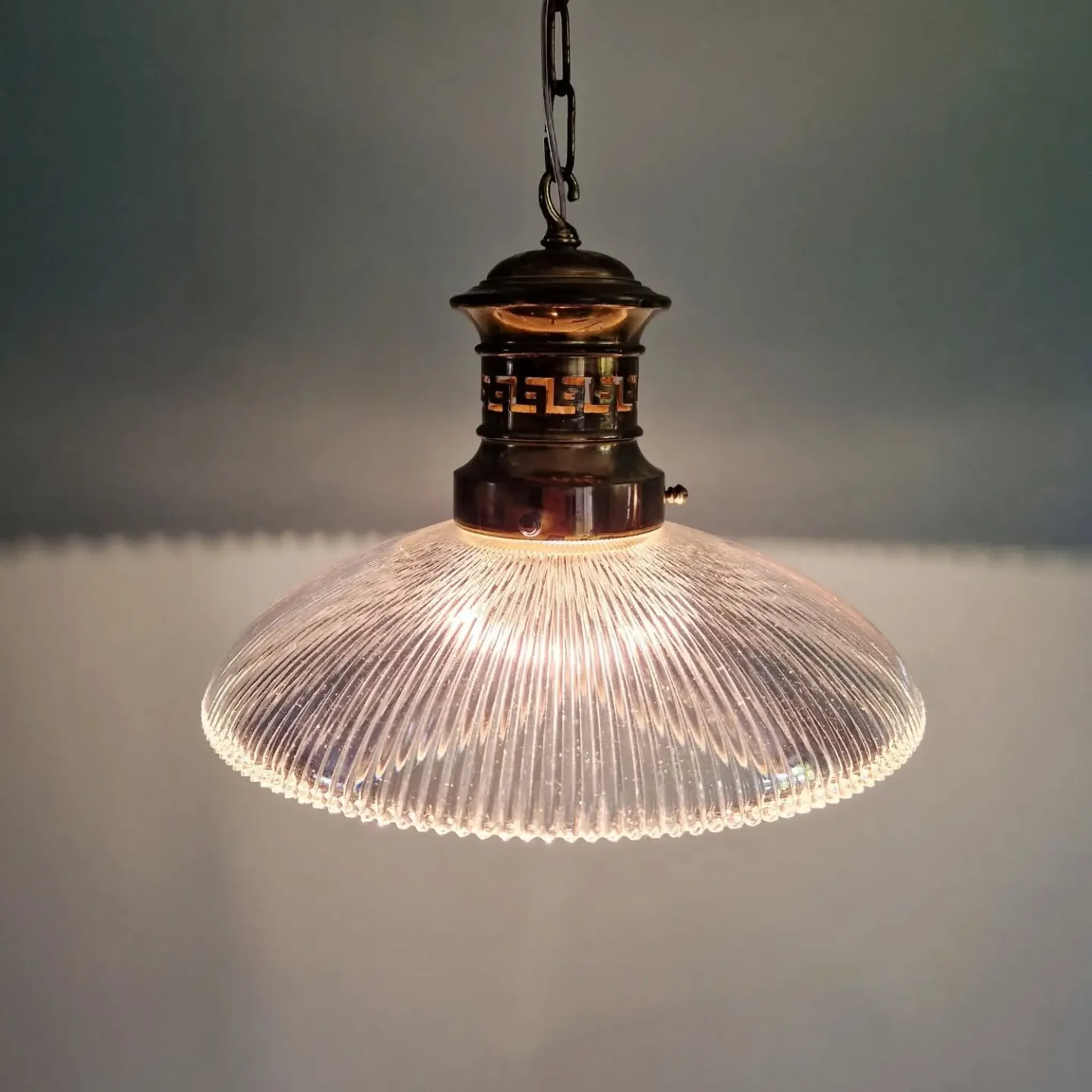 Art Deco glass pendant light with ribbed transparent design, 1920-30.