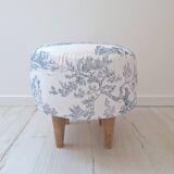 Fauteuil crapaud et son repose pied en toile de Jouy bleu