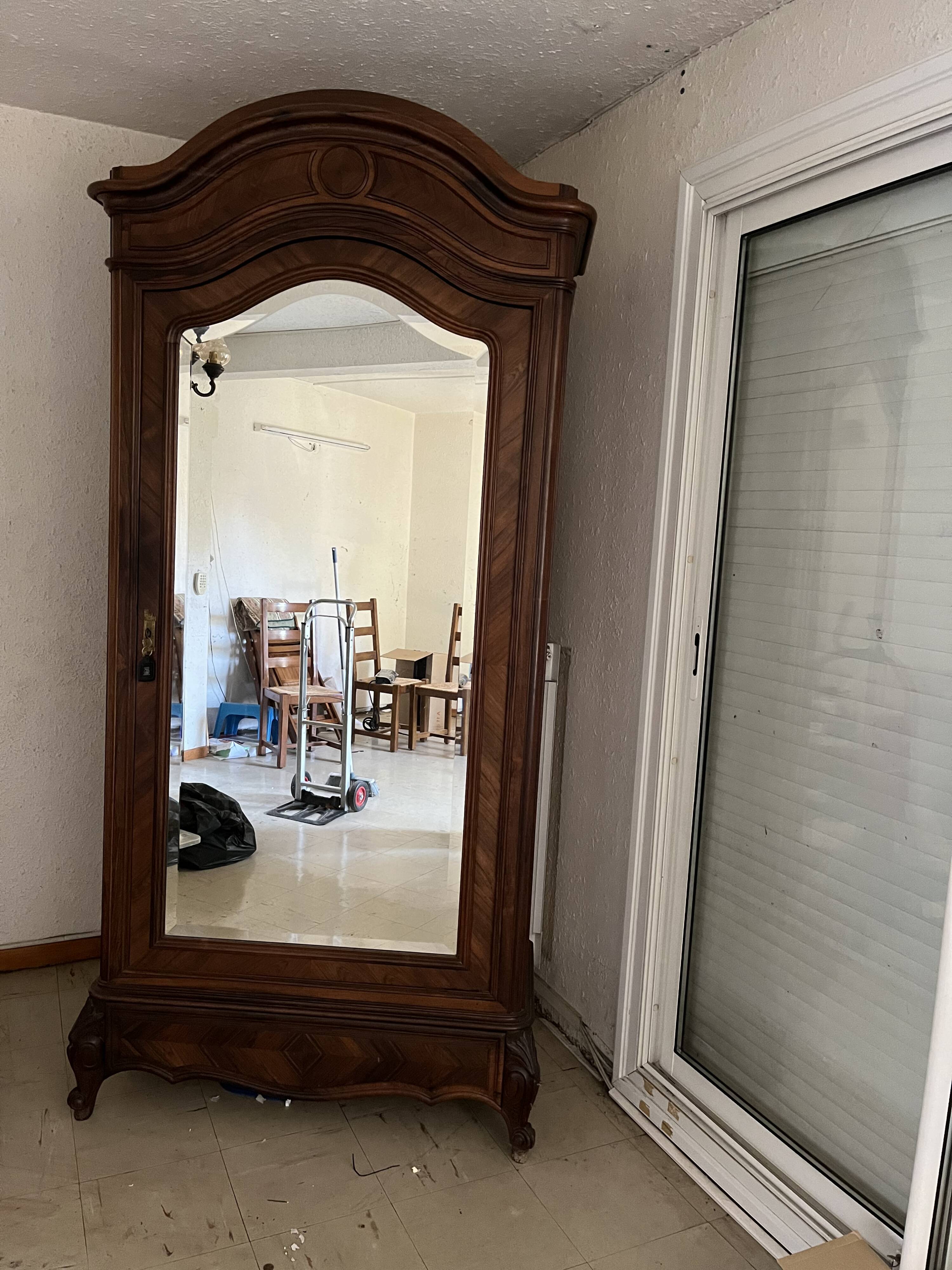 Armoire ancienne en bois massif avec miroir – style Louis XV – belle pièce