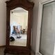 Armoire ancienne en bois massif avec miroir – style Louis XV – belle pièce