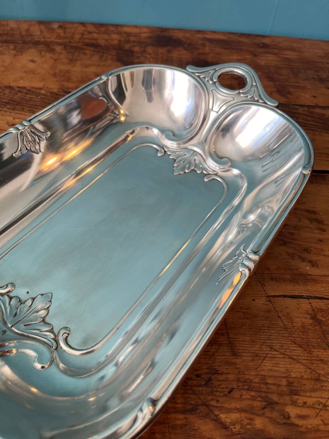 Dish, tray, centerpiece in silver metal