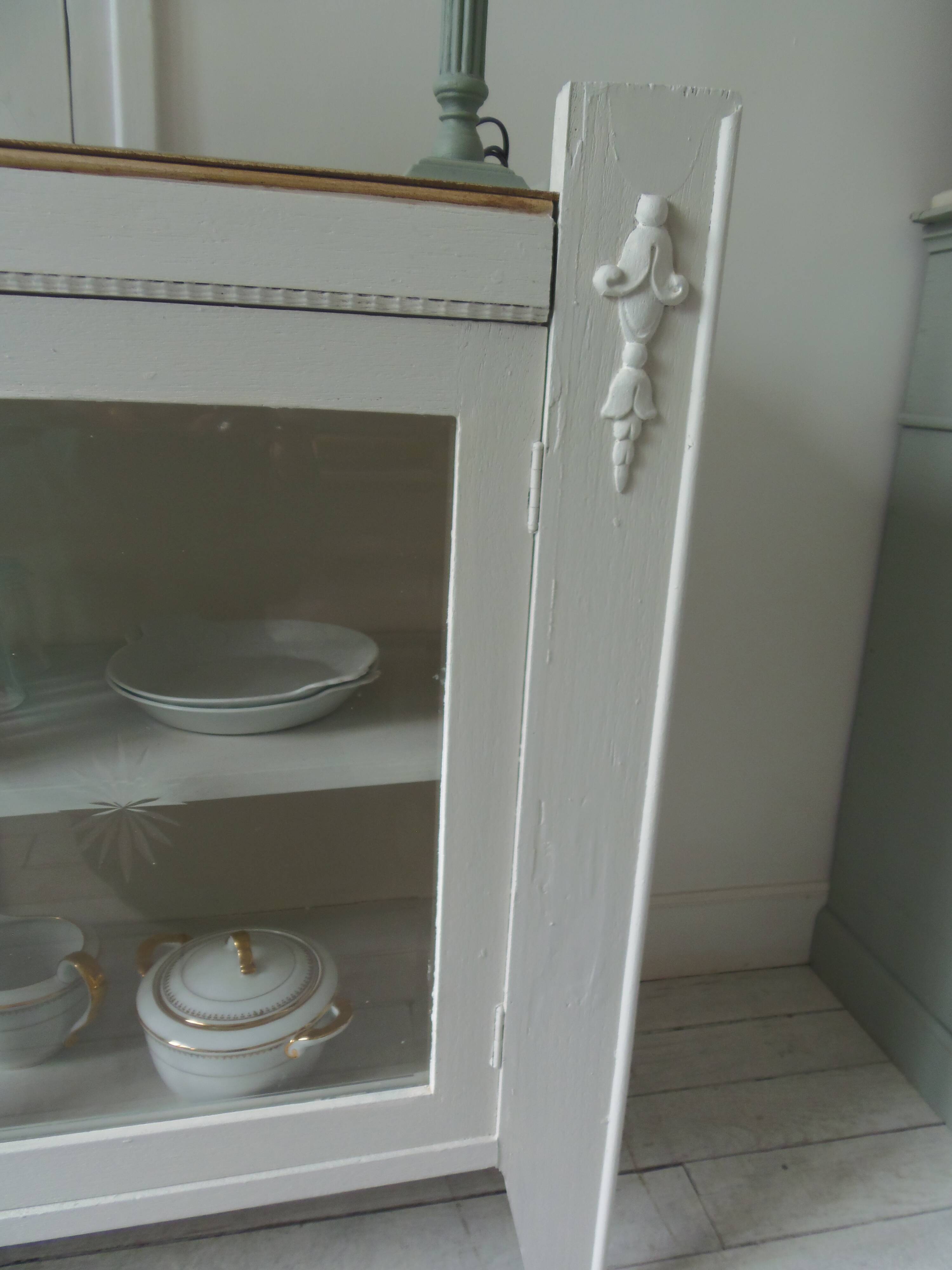 Vitrine, console vintage réenchantée en gris perle, plateau bois.