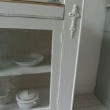 Vitrine, console vintage réenchantée en gris perle, plateau bois.