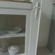 Vitrine, console vintage réenchantée en gris perle, plateau bois.