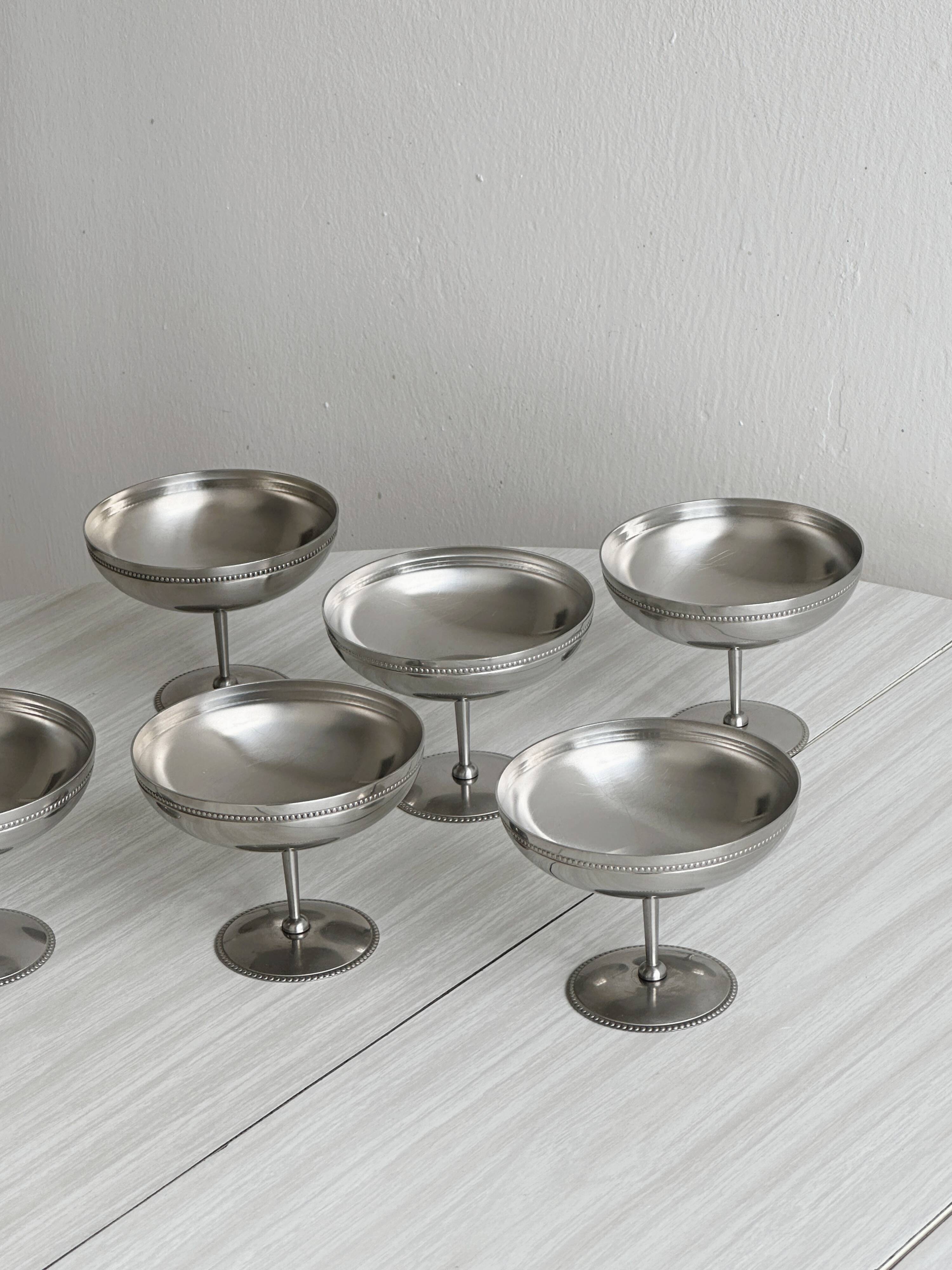 6 shiny metal cups with pearl rim