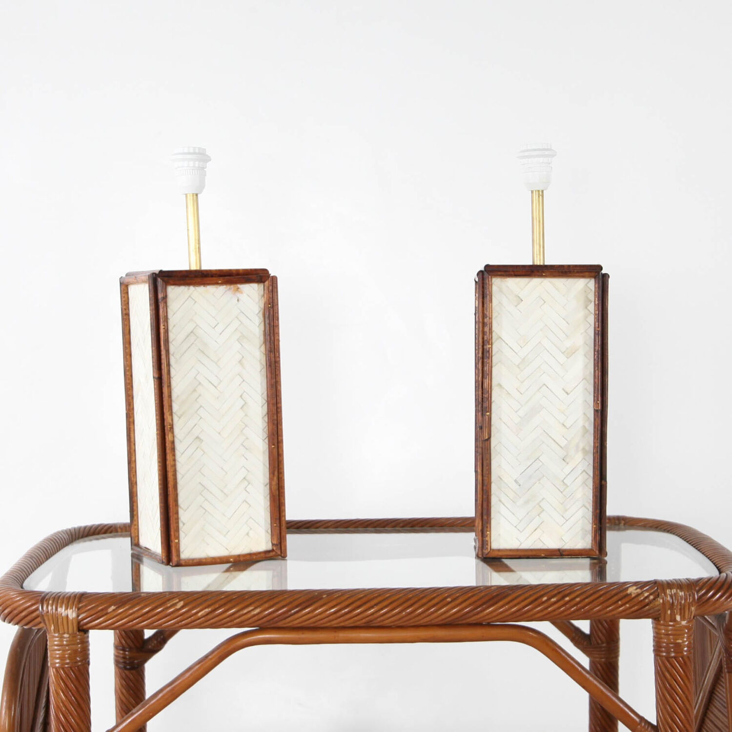 Paire de lampes en os et rotin