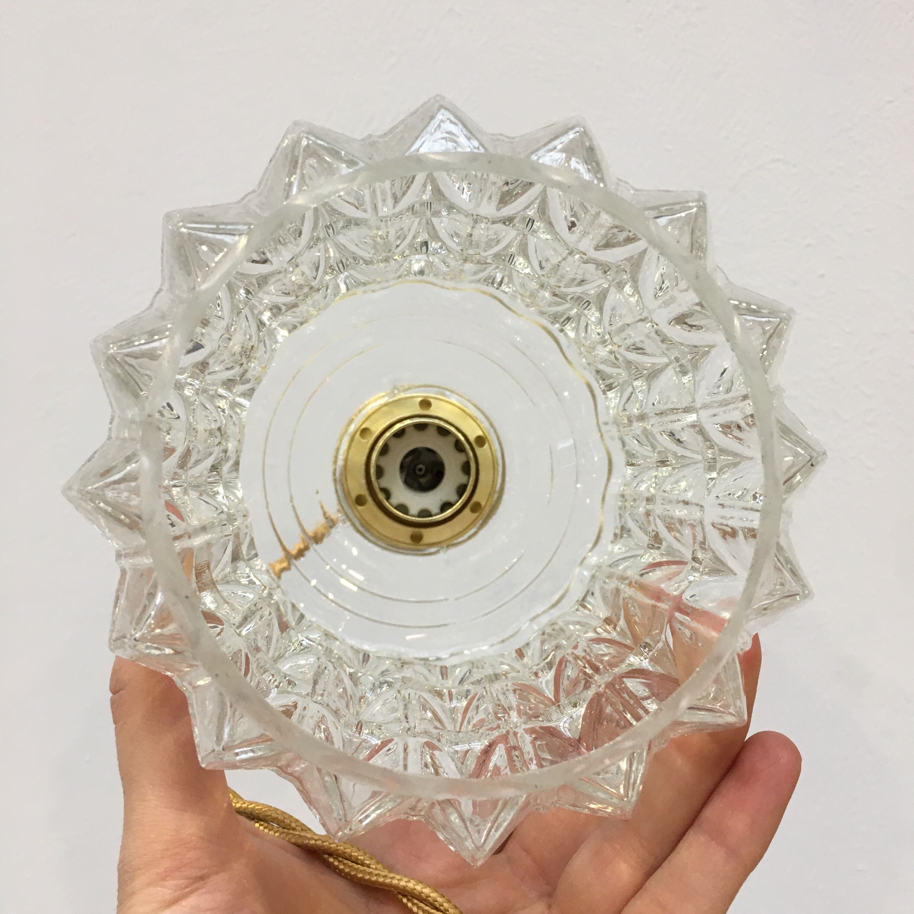 Vintage suspension in transparent diamond tip glass
