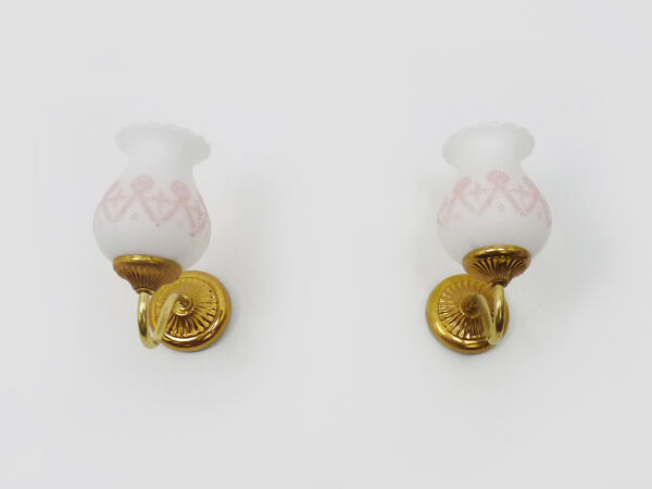 Paire d'appliques murales col de cygne en métal doré, opaline blanche à décors rose