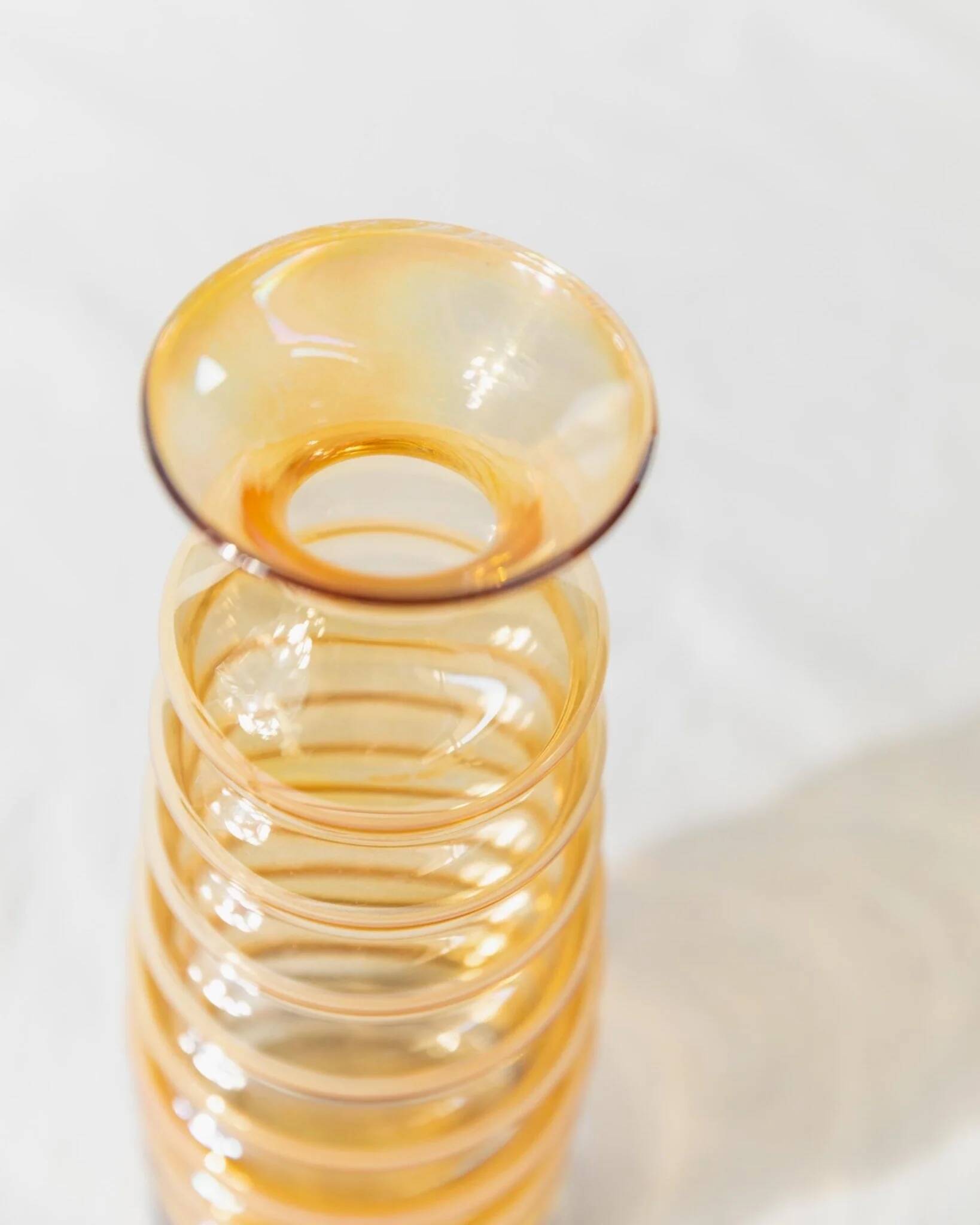Vase en verre de Murano vintage en jaune et bleu irisé, forme ondulée en bulles, Italie années 1980.