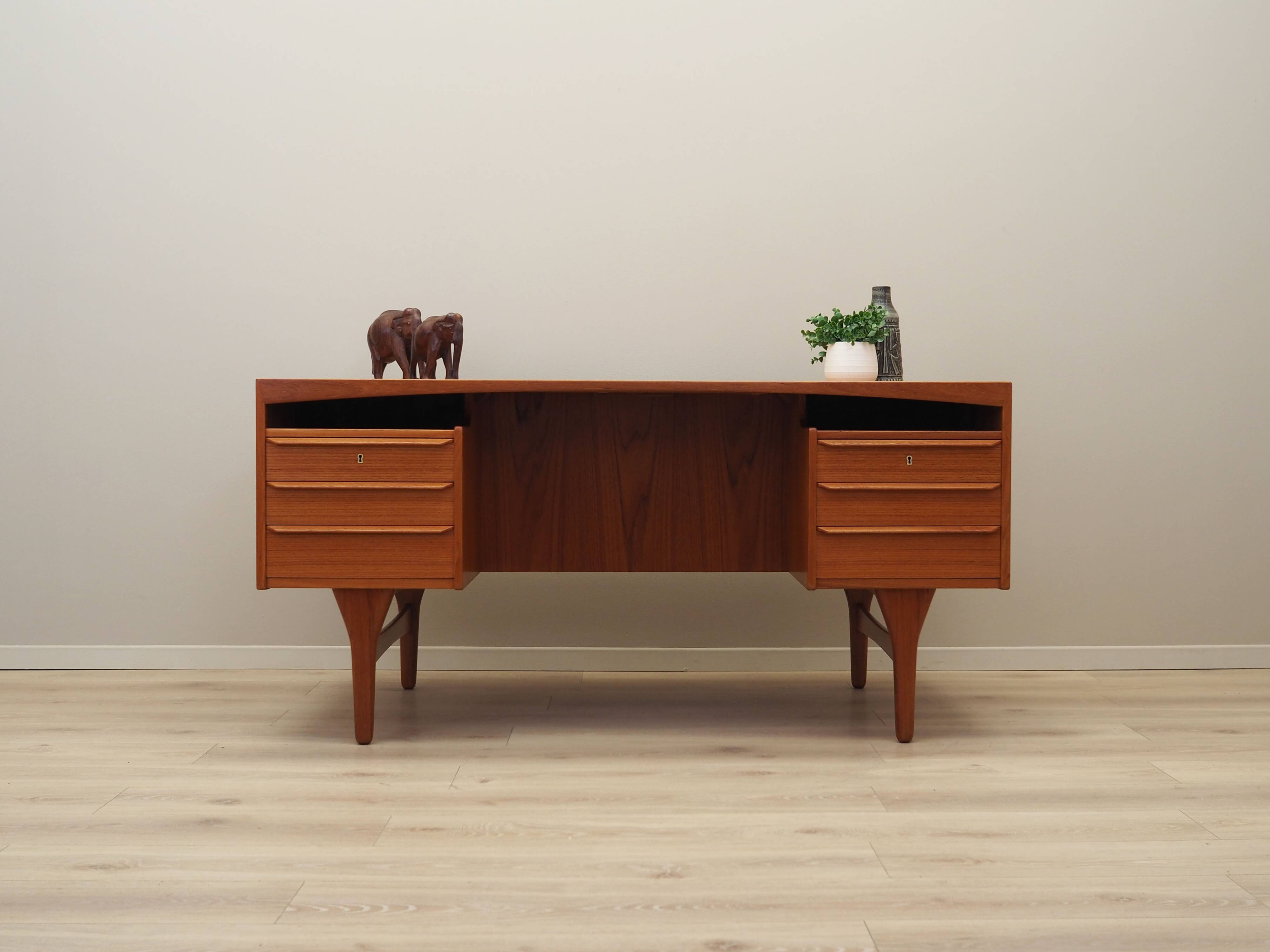 Teak desk, Danish design, 1960s, designer: Vald Mortensen, production: Odense