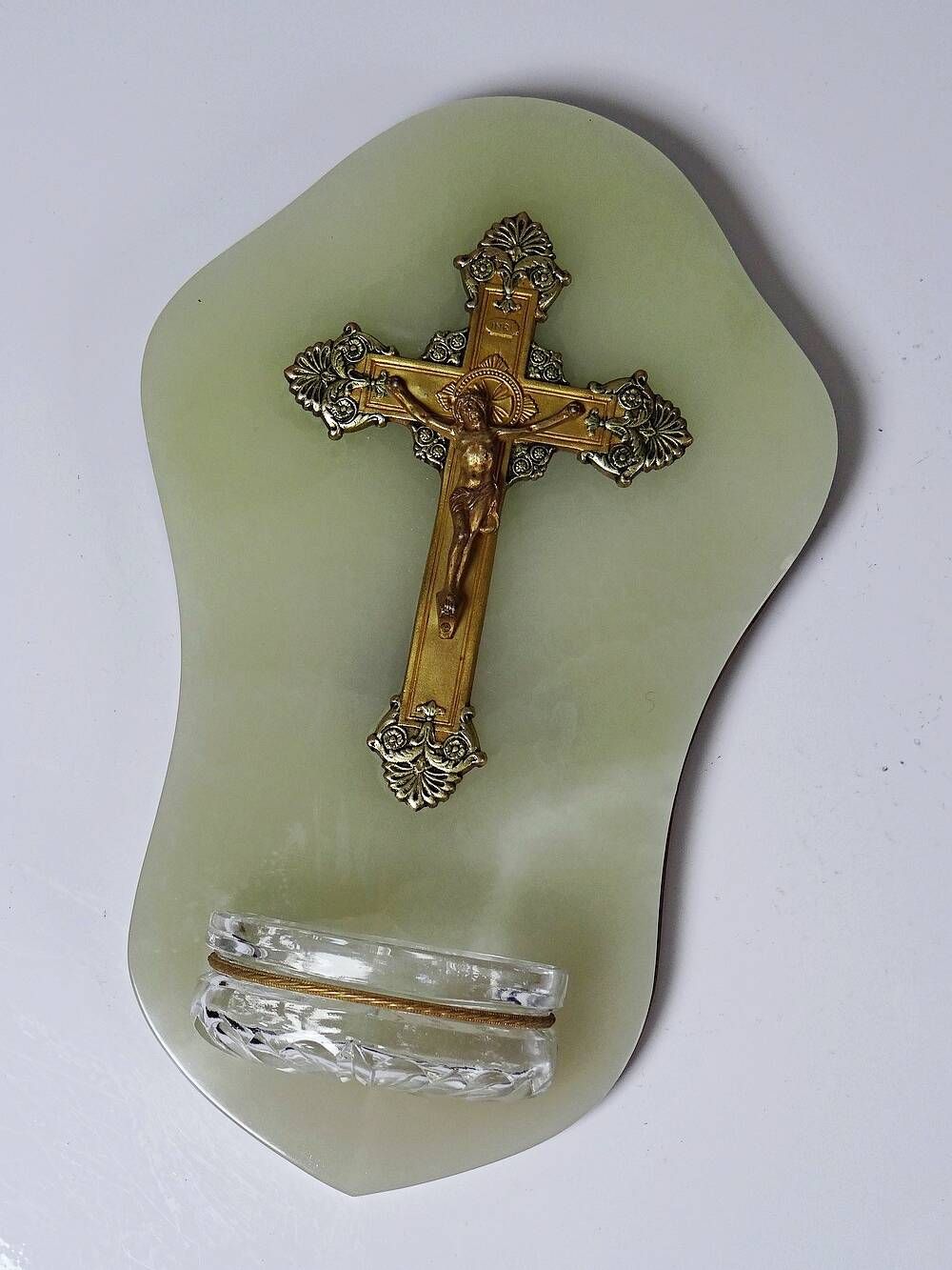 Antique wall-mounted font in green onyx, crucifix in metal and cut glass/crystal.