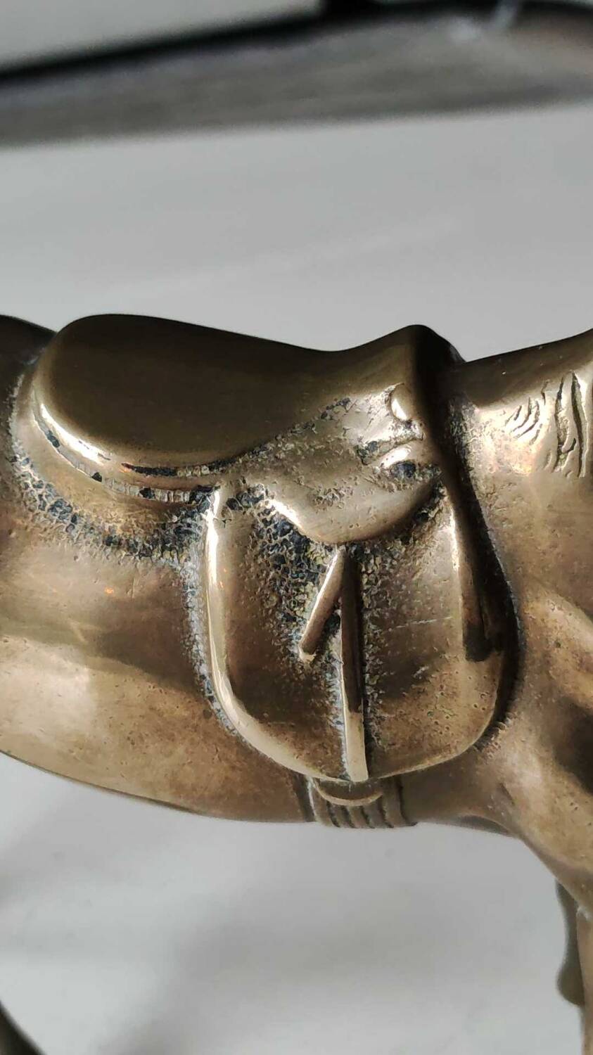 Sculpture Cheval vintage en position d arrêt/observation, en laiton massif. 23 x 19 cm