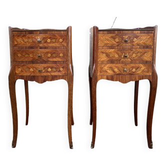 Paire de tables de chevet française, style Louis XV, marqueterie, XIXème s.