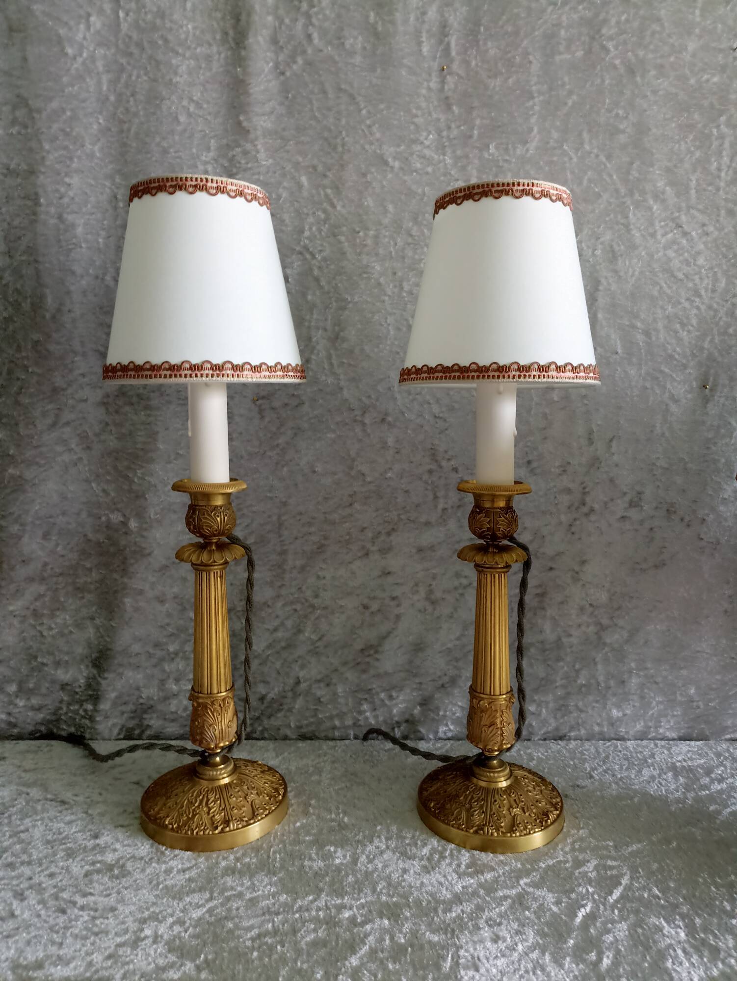 Paire de lampes bougeoirs en bronze ciselé