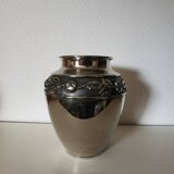 vase en métal , fleurs en relief
