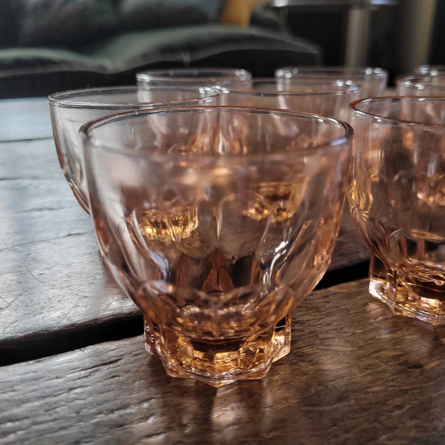 Lot de 10 verres saumon facettés — années 50–60
Lot de 10 verres saumo