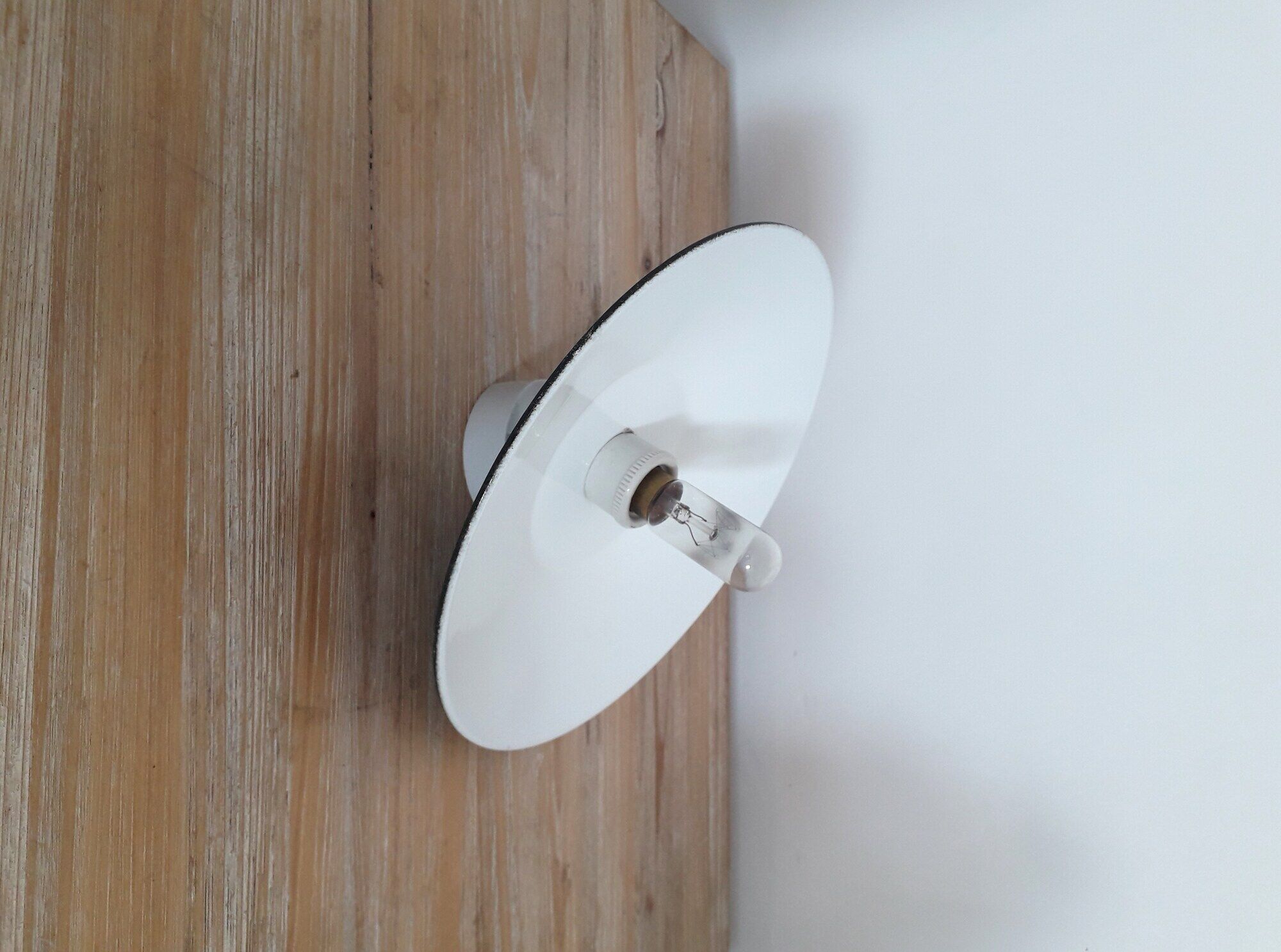 Old industrial wall lamp - Green and white enamelled sheet metal from the 1940s
